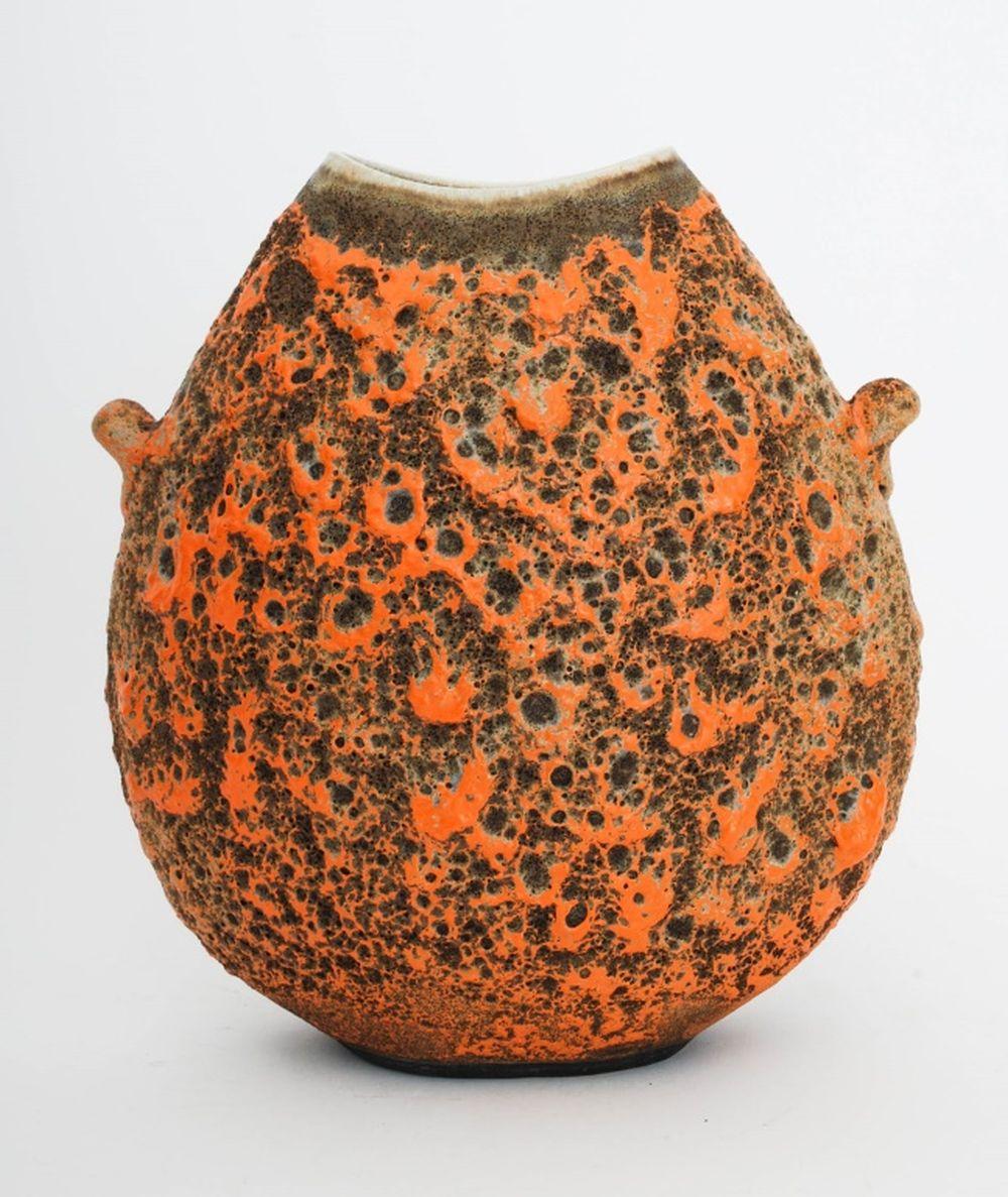 Dos vasijas de cerámica, que comprenden: Oscar Bucher (estadounidense, n. 1931) 