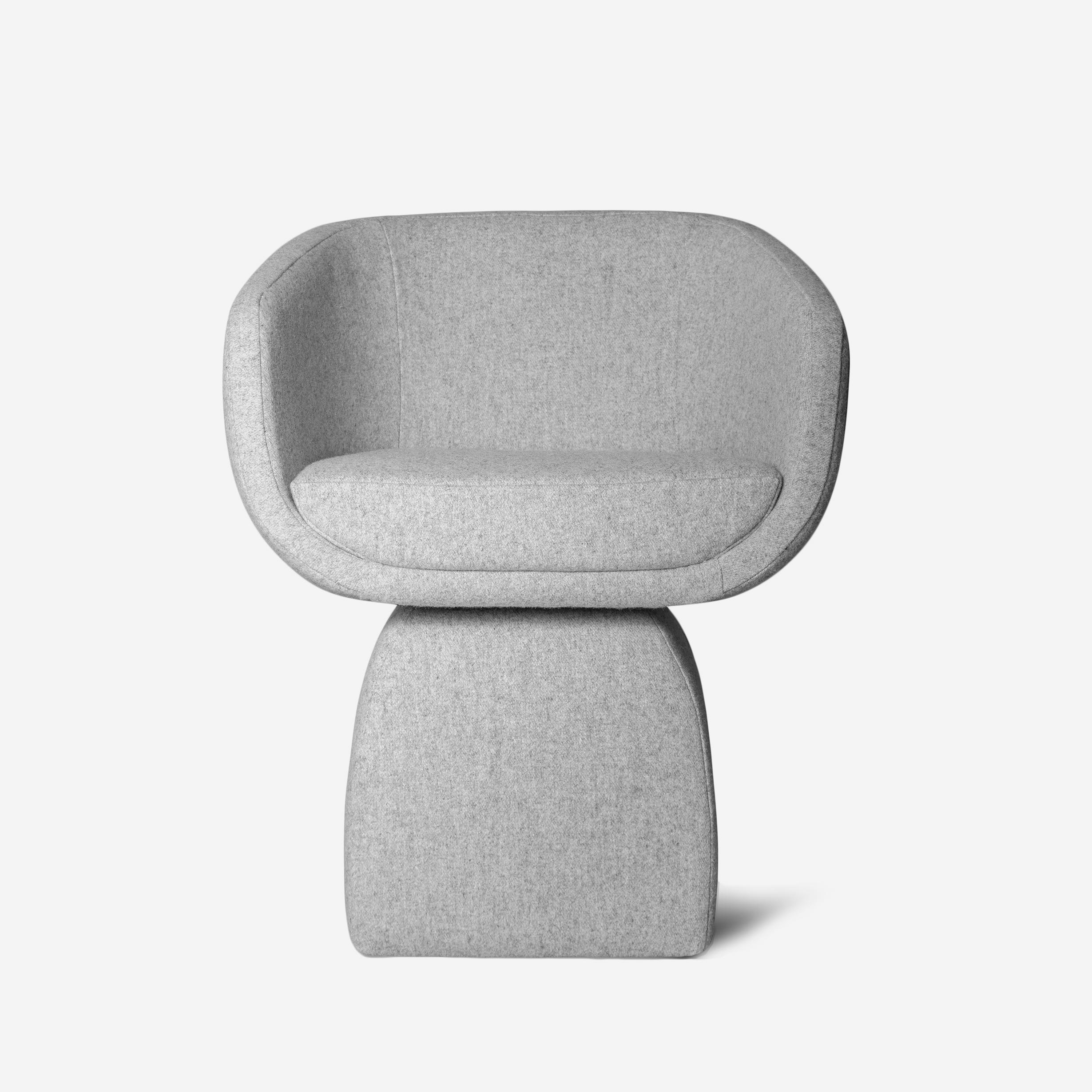 Sedia Oscar, in uno speciale tessuto di lana, realizzata a mano in Portogallo da Duistt

Ispirata alle poetiche linee curve dell'architettura di Oscar Niemeyer, la sedia Oscar seduce per le sue curve sensuali e fluide. Come disse una volta Niemeyer