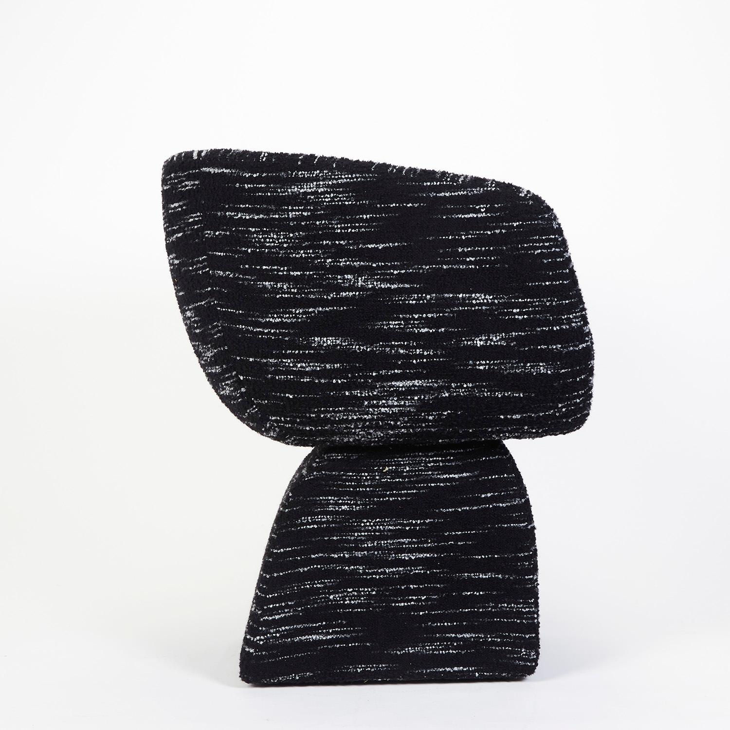Oscar Stuhl, gepolstert mit einem speziellen Bouclé, handgefertigt in Portugal von Duistt

Inspiriert von den poetisch geschwungenen Linien der Architektur Oscar Niemeyers, besticht der Stuhl Oscar durch seine sinnlichen und frei fließenden Kurven.