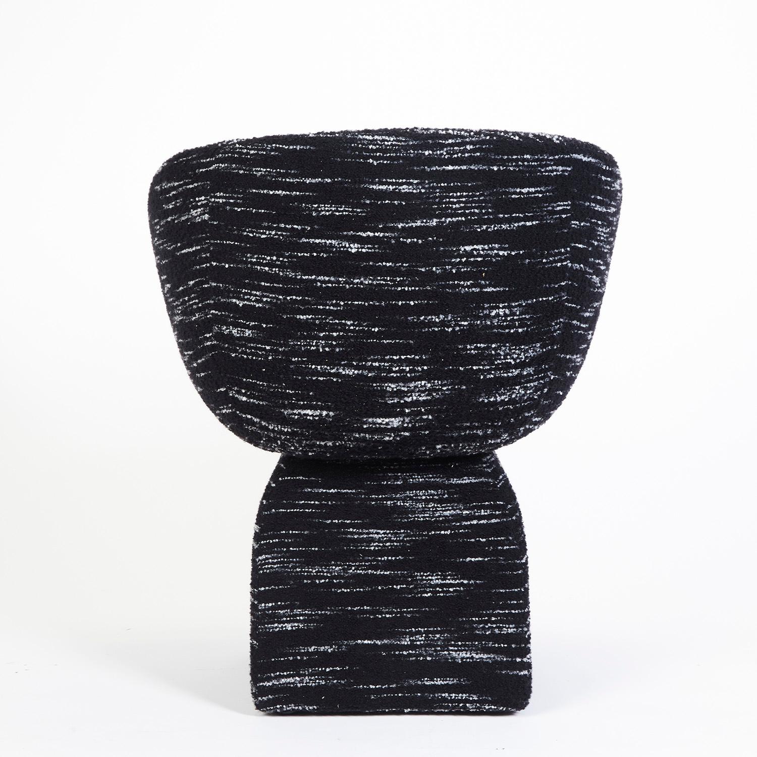 Mid-Century moderno Sedia Oscar, imbottita in uno speciale bouclé, realizzata a mano in Portogallo da Duistt in vendita