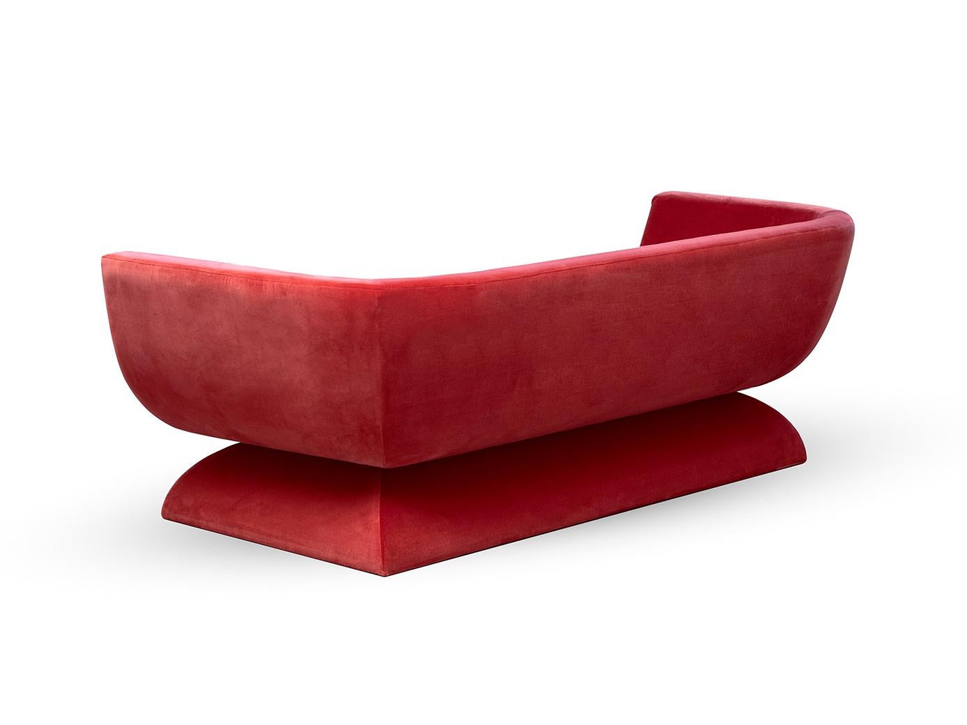 Oscar-Sofa

Inspiriert von der Poesie der geschwungenen Linien der Architektur Oscar Niemeyers, besticht das Sofa Oscar durch seine sinnlichen und frei fließenden Kurven. Wie Niemeyer einst sagte: 