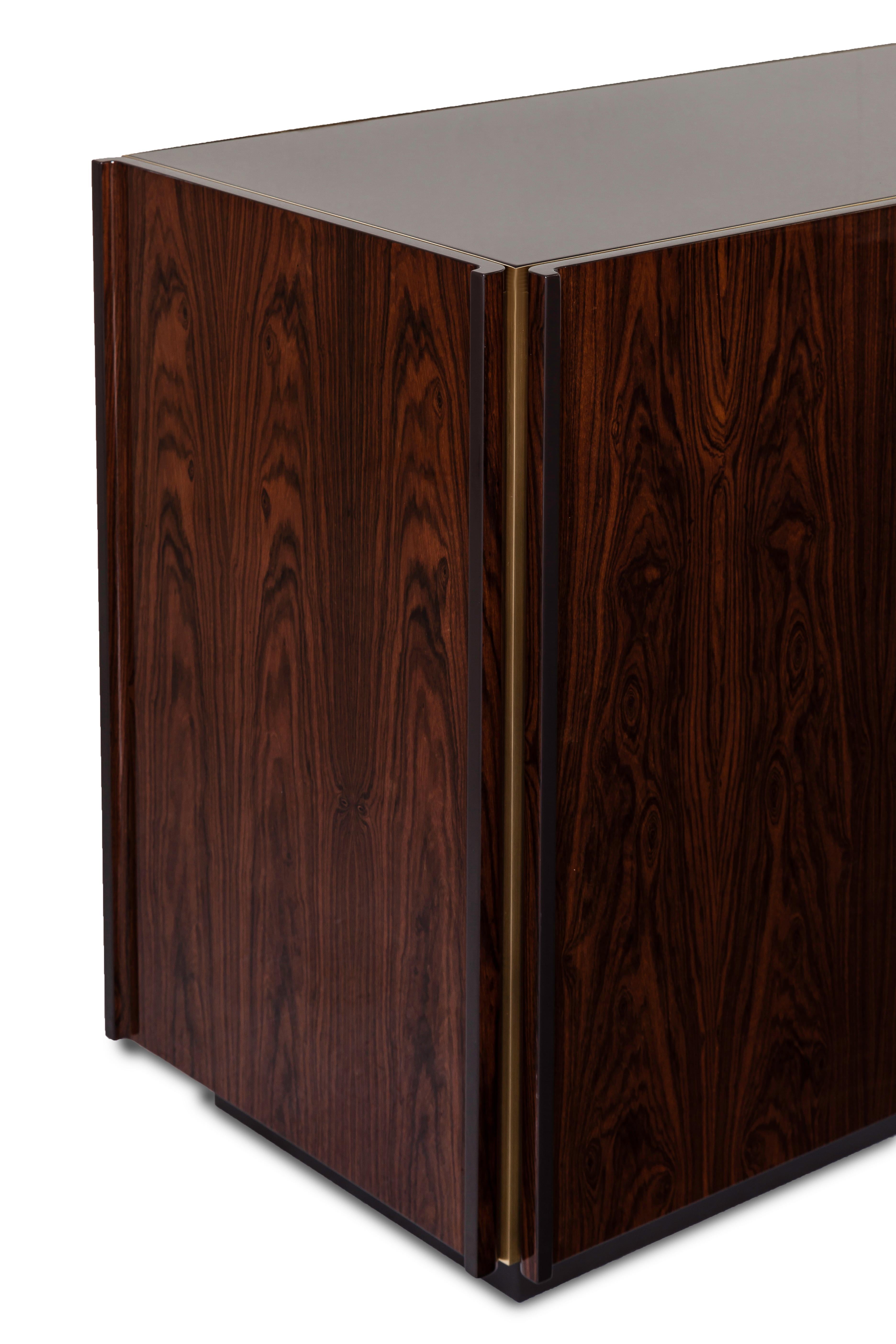 La credenza Oscar è una combinazione di linee moderne e sfide di design contemporaneo, per un design imponente e sofisticato per la tua casa.
È rivestito sui lati con impiallacciature di legno brasiliano esclusivamente selezionato che, in tutti gli
