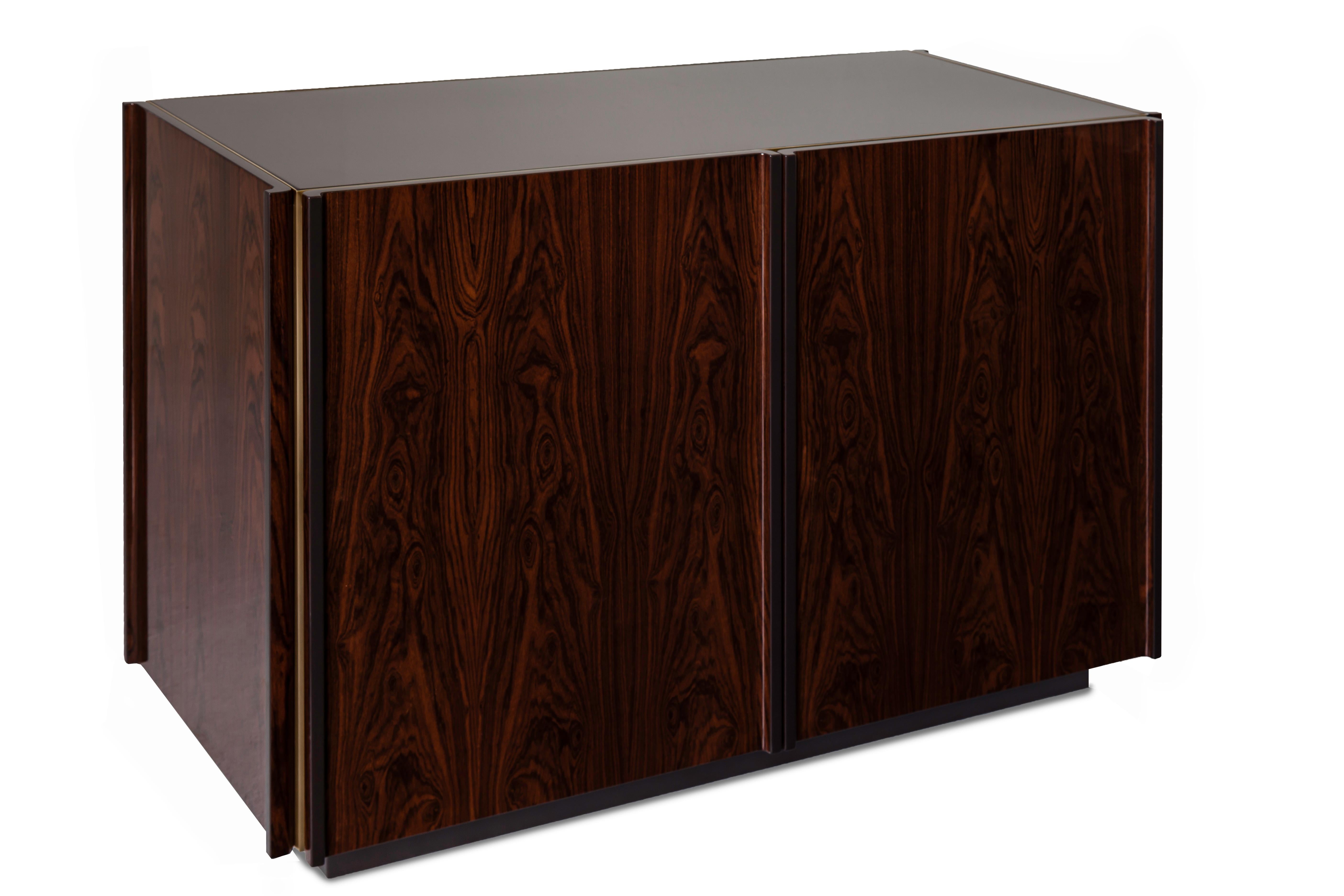 Oscar credenza is a combination of Modern lines and contemporary design challenges, for an imposing and sophisticated design to your home.
It is all covered on the sides with exclusively selected Brazilian wood veneers which in all corners are