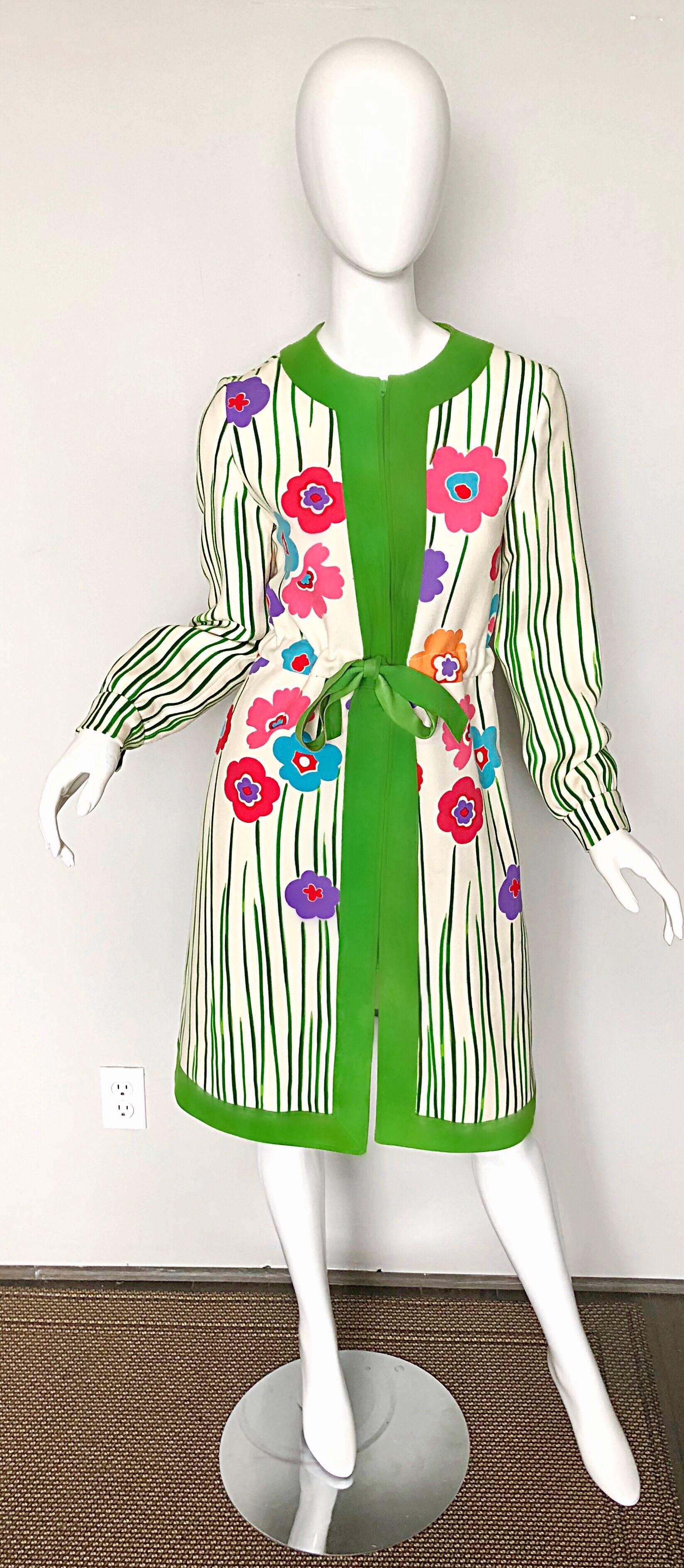 Rare et incroyablement chic veste ou robe rétro OSCAR DE LA RENTA des années 60 ! Laine ivoire douce, avec des fleurs et de l'herbe aux couleurs vives imprimées sur toute la surface. De belles couleurs vives de rose, vert kelly, violet, bleu,