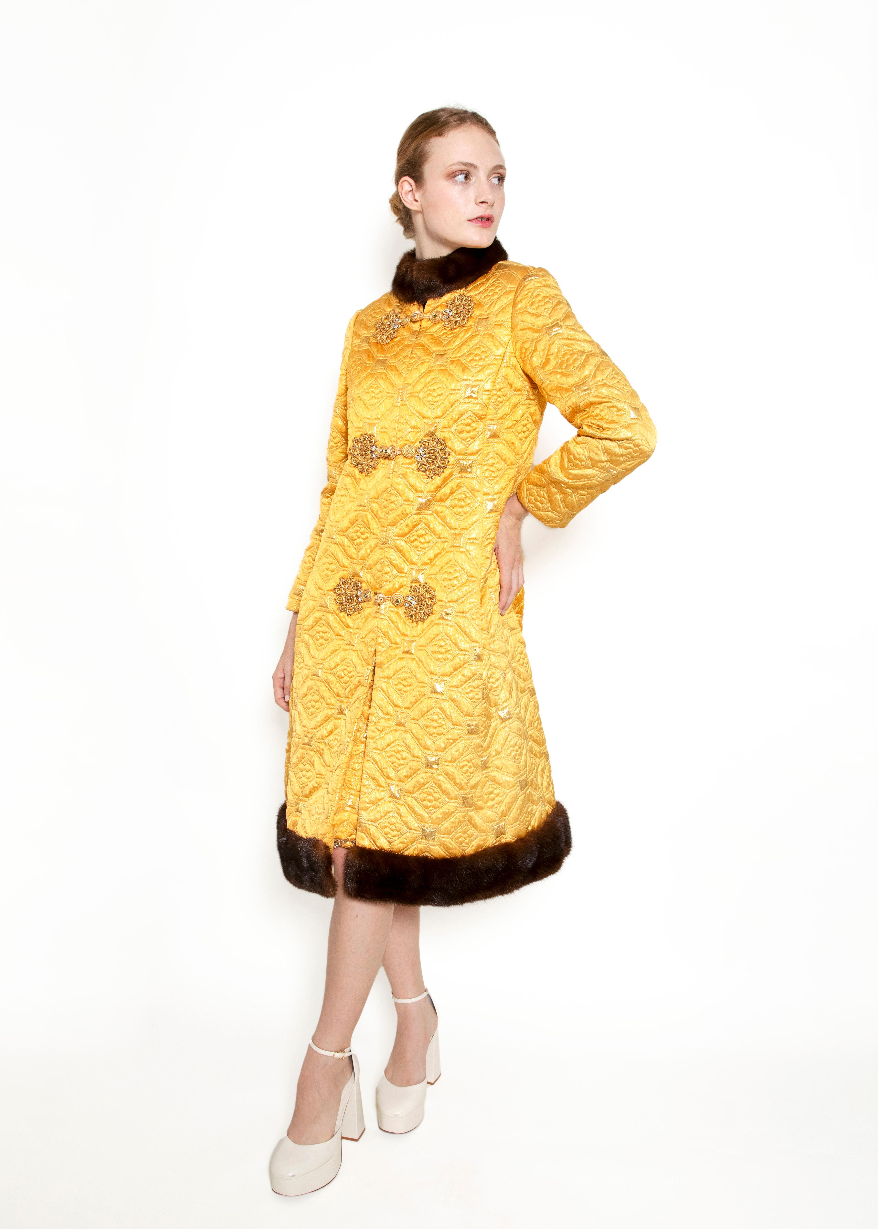 Cet ensemble robe et manteau en brocart Oscar De La Renta 1968 avec bordures en vison est d'une élégance intemporelle et est parfait pour un look de soirée luxueux. Cette veste élégante est dotée d'une fermeture à glissière, d'une encolure en