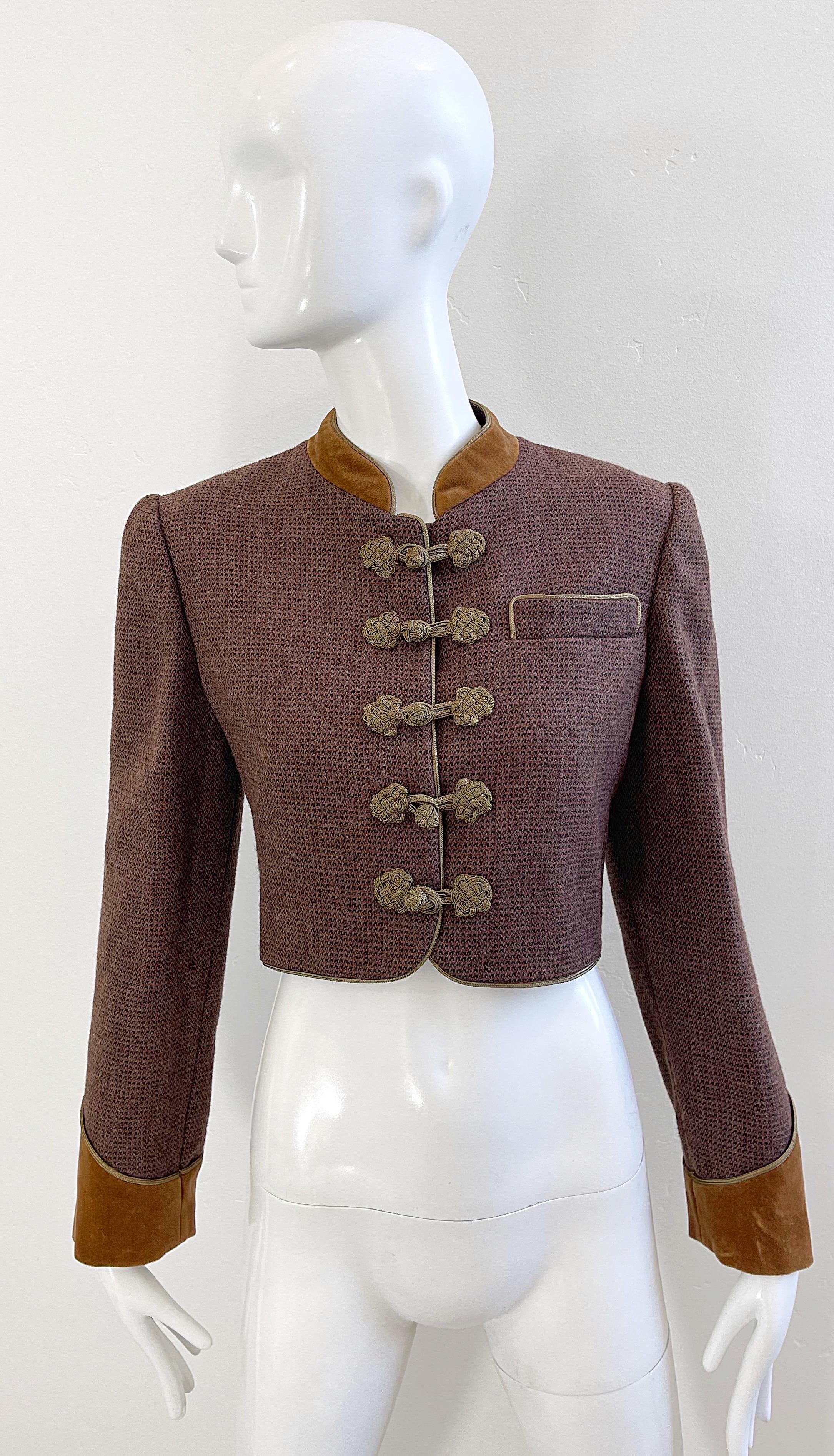 Chic vintage early 90s OSCAR DE LA RENTA burgundy and rust brown wool and velvet crop jacket ! Knotted buttons up the front. Breast pocket. Fully lined
Layer this over a tank and jeans, or pair with a pencil skirt.
In great condition
Made in