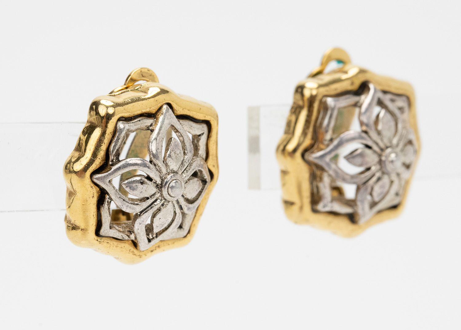Oscar de La Renta Clip ons with a silver flower as the center piece and a gold frame. In excellent condition.