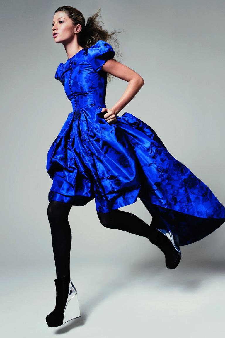 Ensemble de soirée en soie florale bleu riche d'Oscar de la Renta pour le défilé 2006.   Oscar de la Renta a créé un modèle de ballerine d'une grande beauté et d'une grande élégance.  Riche en couleurs et en style.   Confectionné avec des boutons