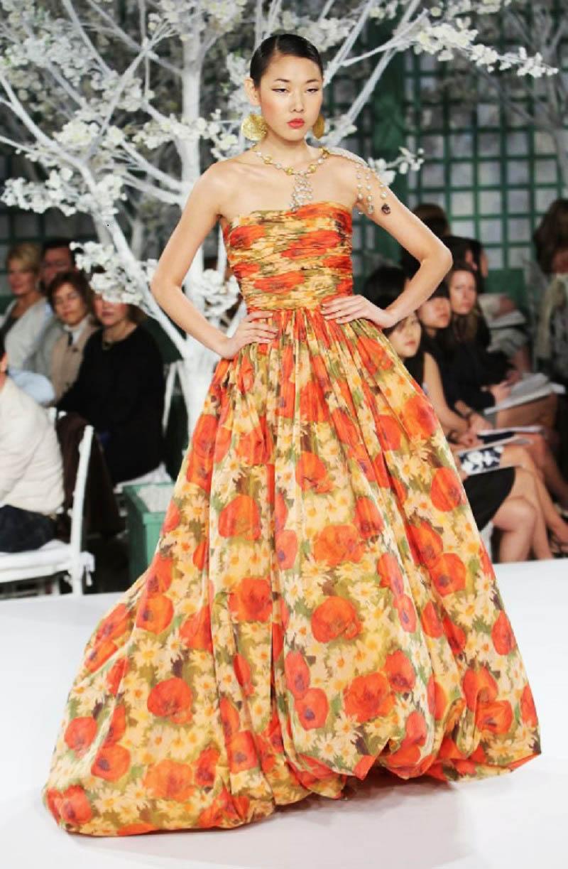 Oscar De La Renta Flower Print Corset Strapless Maxi Dress Gown
Resort 2009 Collection
US size - 6
Crafted from luminous silk floral printed taffeta, this strapless dress structured bodice atop a bubble-hem skirt. 
Chamomile and poppy flowers