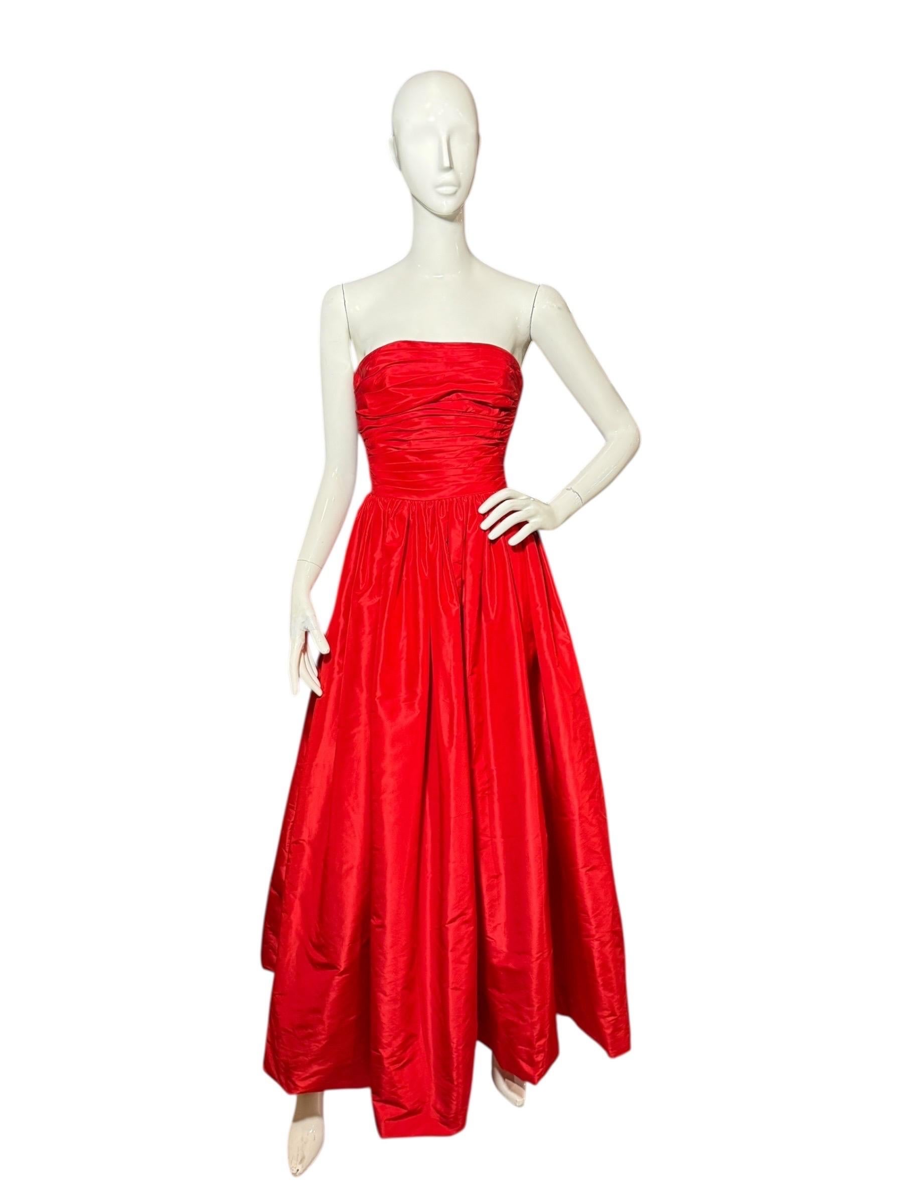 Oscar De La Renta 2011 Couture Vestido de fiesta rojo de tafetán de seda sin tirantes, talla 6 Rojo en venta