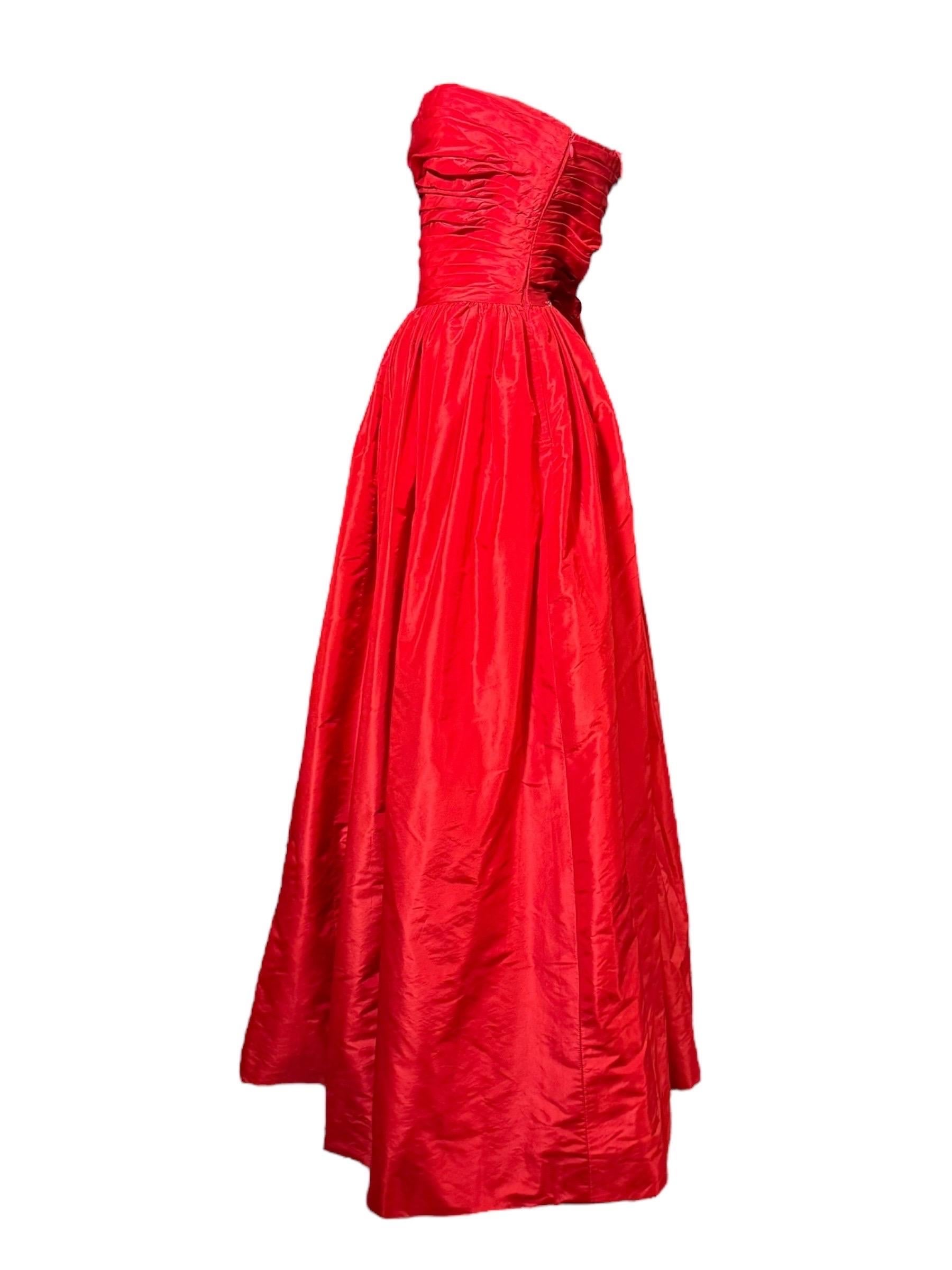 Oscar De La Renta 2011 Couture Vestido de fiesta rojo de tafetán de seda sin tirantes, talla 6 en Excelente estado para la venta en Kingston, NY