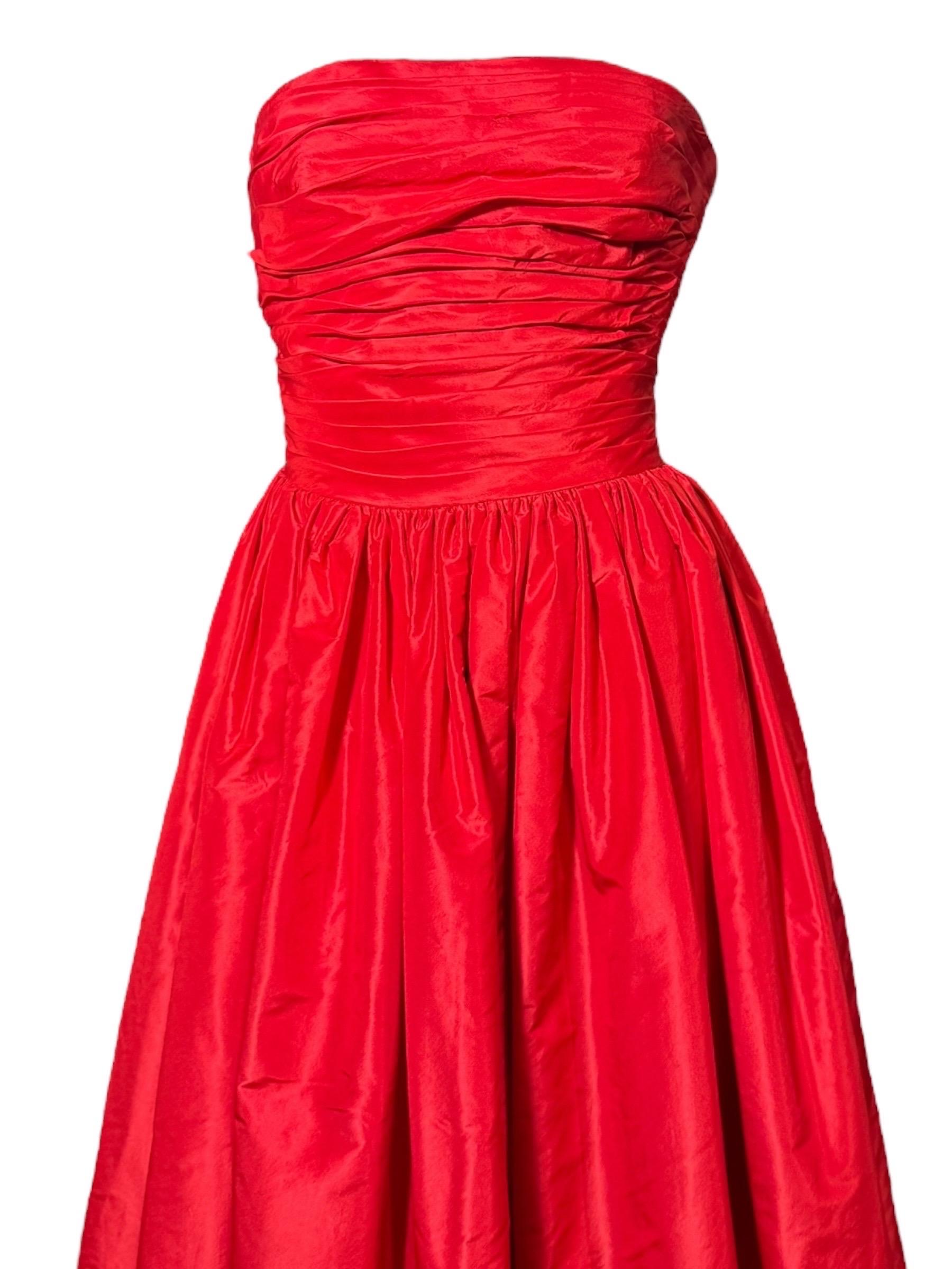 Oscar De La Renta 2011 Couture Vestido de fiesta rojo de tafetán de seda sin tirantes, talla 6 en venta 1