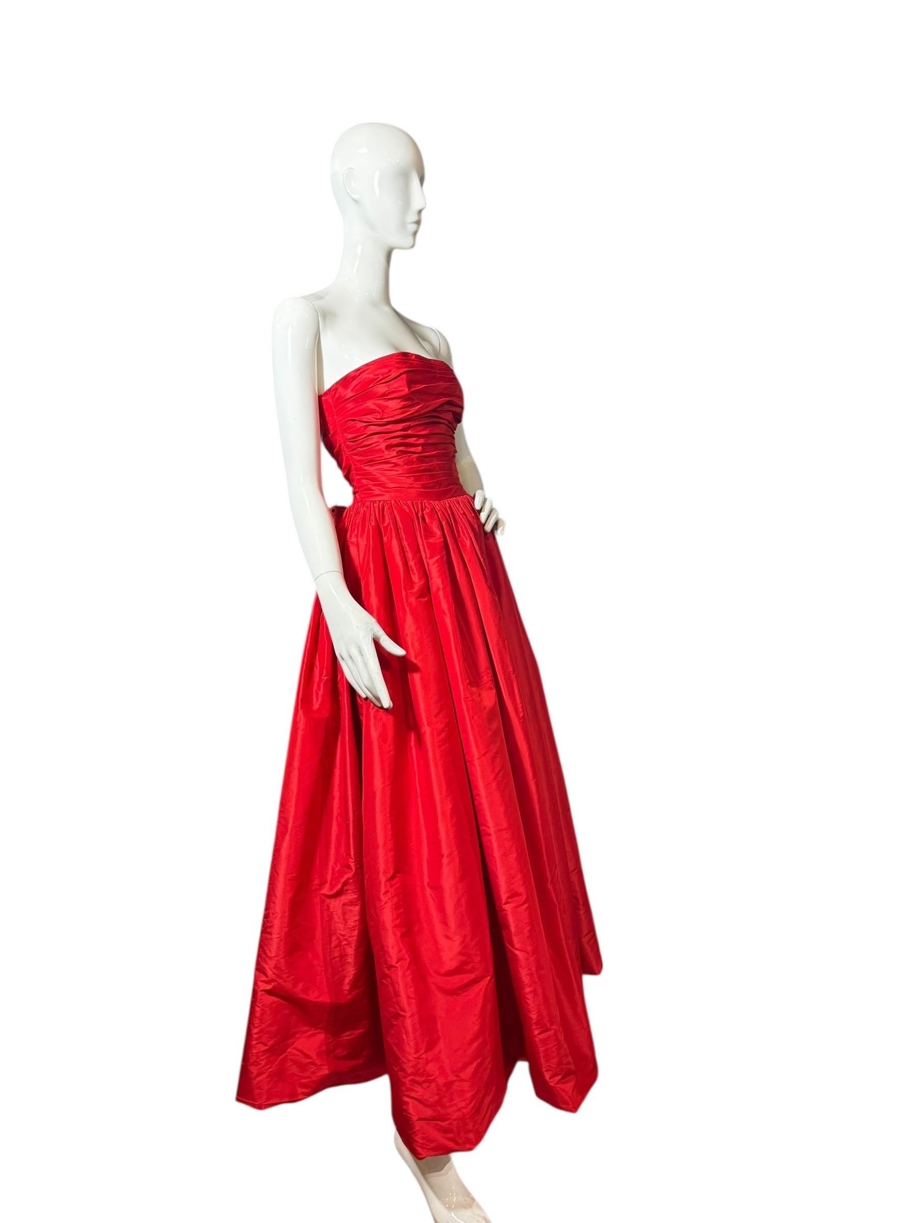 Oscar De La Renta 2011 Couture Vestido de fiesta rojo de tafetán de seda sin tirantes, talla 6 en venta 2