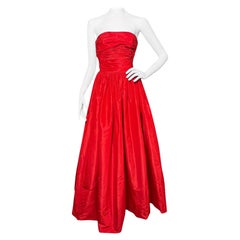 Oscar De La Renta 2011 Couture Vestido de fiesta rojo de tafetán de seda sin tirantes, talla 6