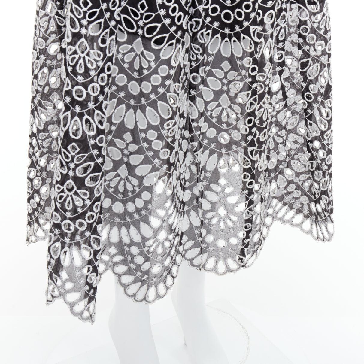 OSCAR DE LA RENTA 2015 black silk cotton embroidery anglais skirt US0 XS
Reference: LNKO/A02438
Brand: Oscar de la Renta
Designer: Oscar De La Renta
Collection: S15
Material: Silk, Cotton
Color: Black, White
Pattern: Abstract
Closure: Zip
Lining: