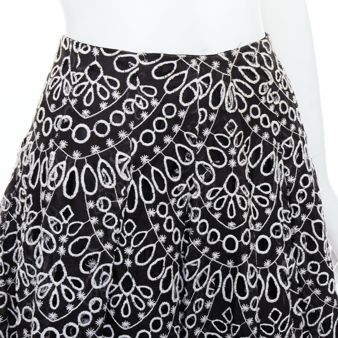 OSCAR DE LA RENTA 2015 black silk cotton embroidery anglais skirt US0 XS For Sale 3