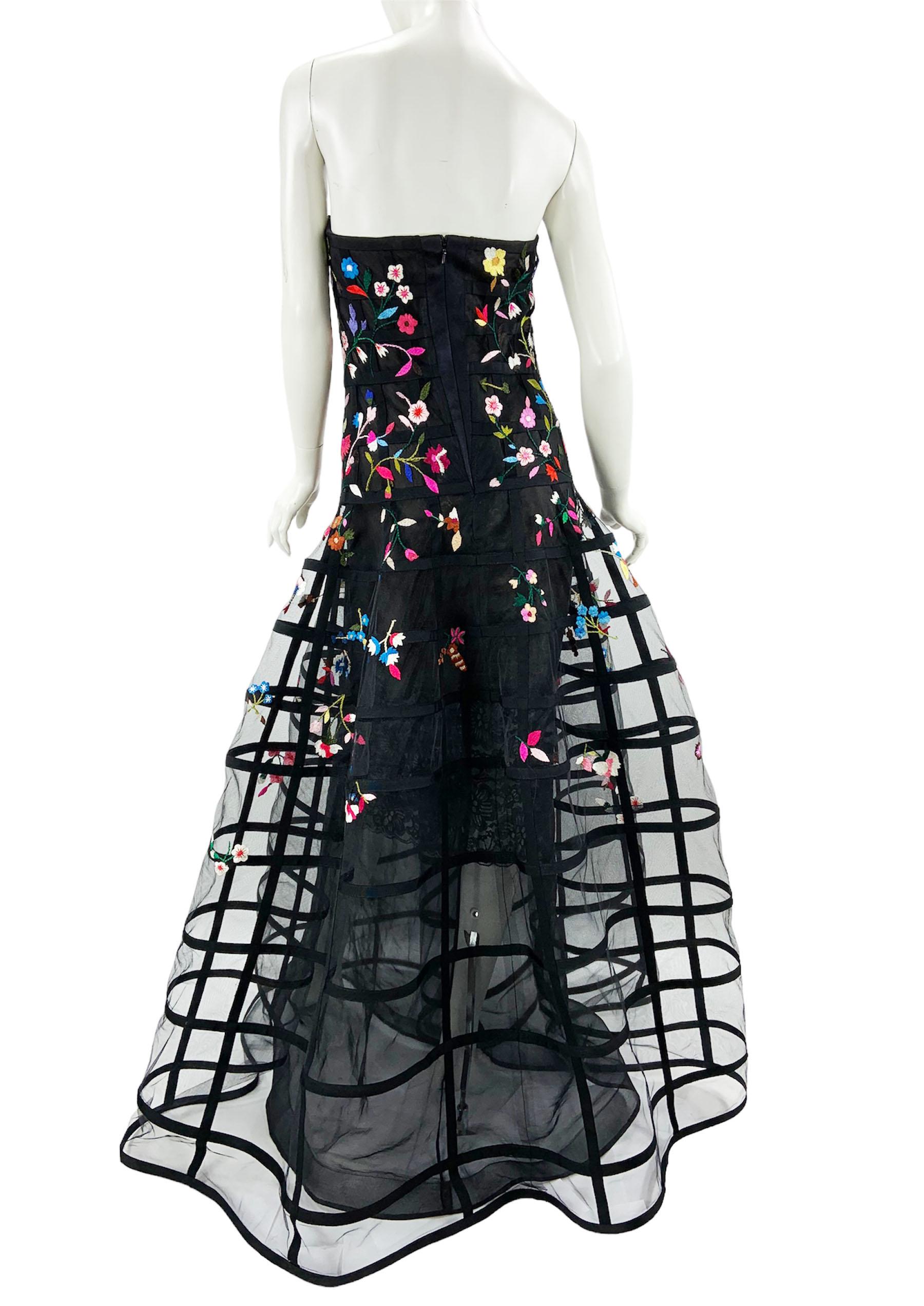 Iconic Oscar de la Renta 2015 Flower Embroidered Cage Corset Dress Gown US 8 In Excellent Condition For Sale In Montgomery, TX
