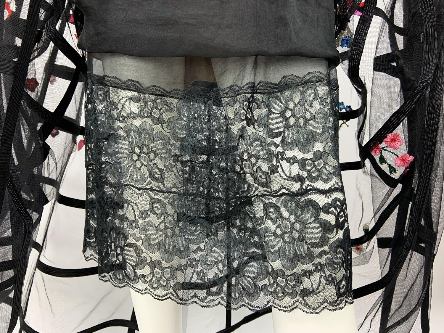 Iconic Oscar de la Renta 2015 Flower Embroidered Cage Corset Dress Gown US 8 In Excellent Condition For Sale In Montgomery, TX