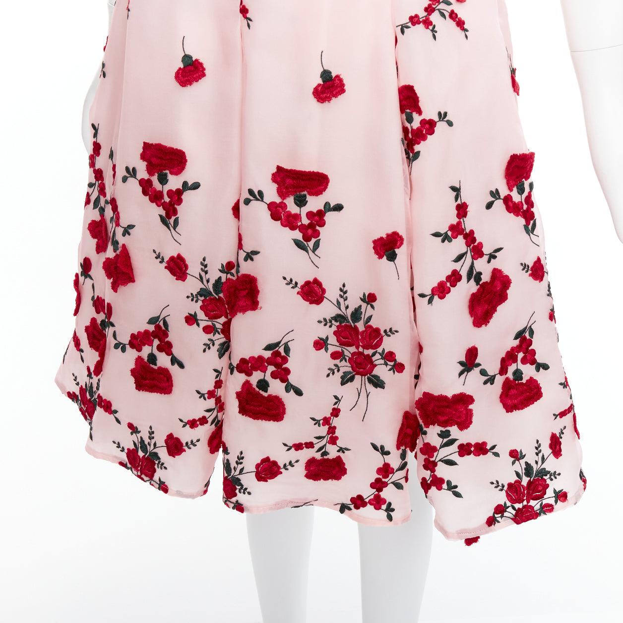 OSCAR DE LA RENTA 2016 rosa rojo degradado clavel rosa vestido bordado US4 S
Referencia: LACG/A00456
Marca: Oscar De La Renta
Diseñador: Oscar De La Renta
Colección: SS 2016
Material: Seda
Color: Rosa, Rojo
Patrón: Floral
Cierre: cremallera
Forro: