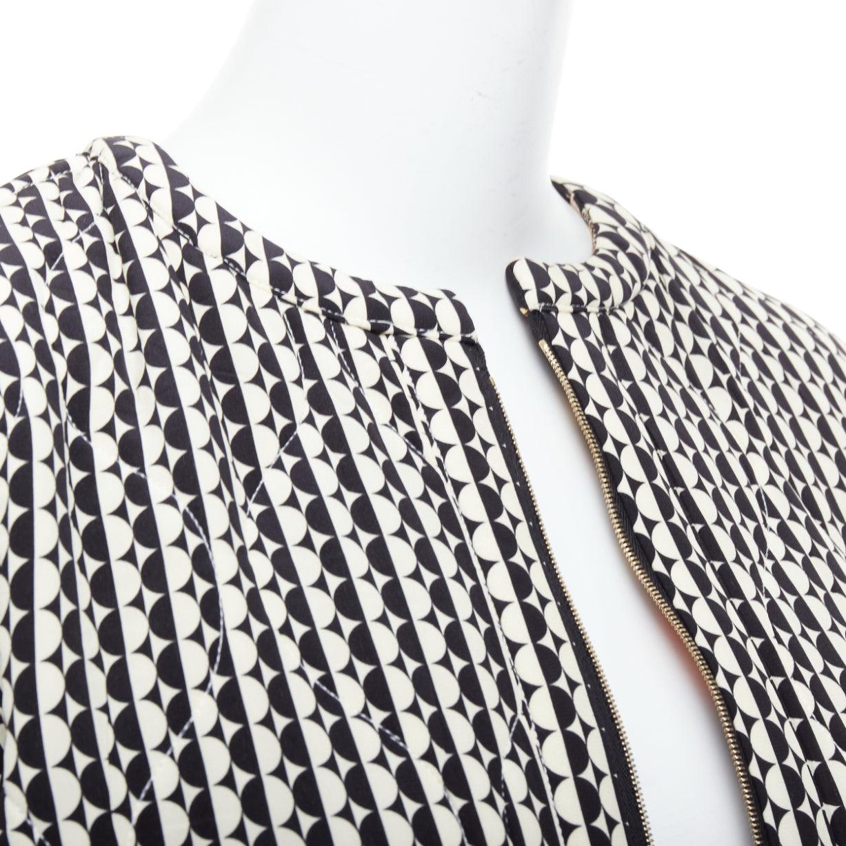 Oscar De La Renta 2019 Manteau réversible 100% soie noir crème paddé US2 S
Référence : LNKO/A02488
Marque : Oscar de la Renta
Designer : Oscar De La Renta
Collectional : P19 - Défilé
MATERIAL : Soie
Couleur : Noir, Crème
Motif : Abstrait
Fermeture :