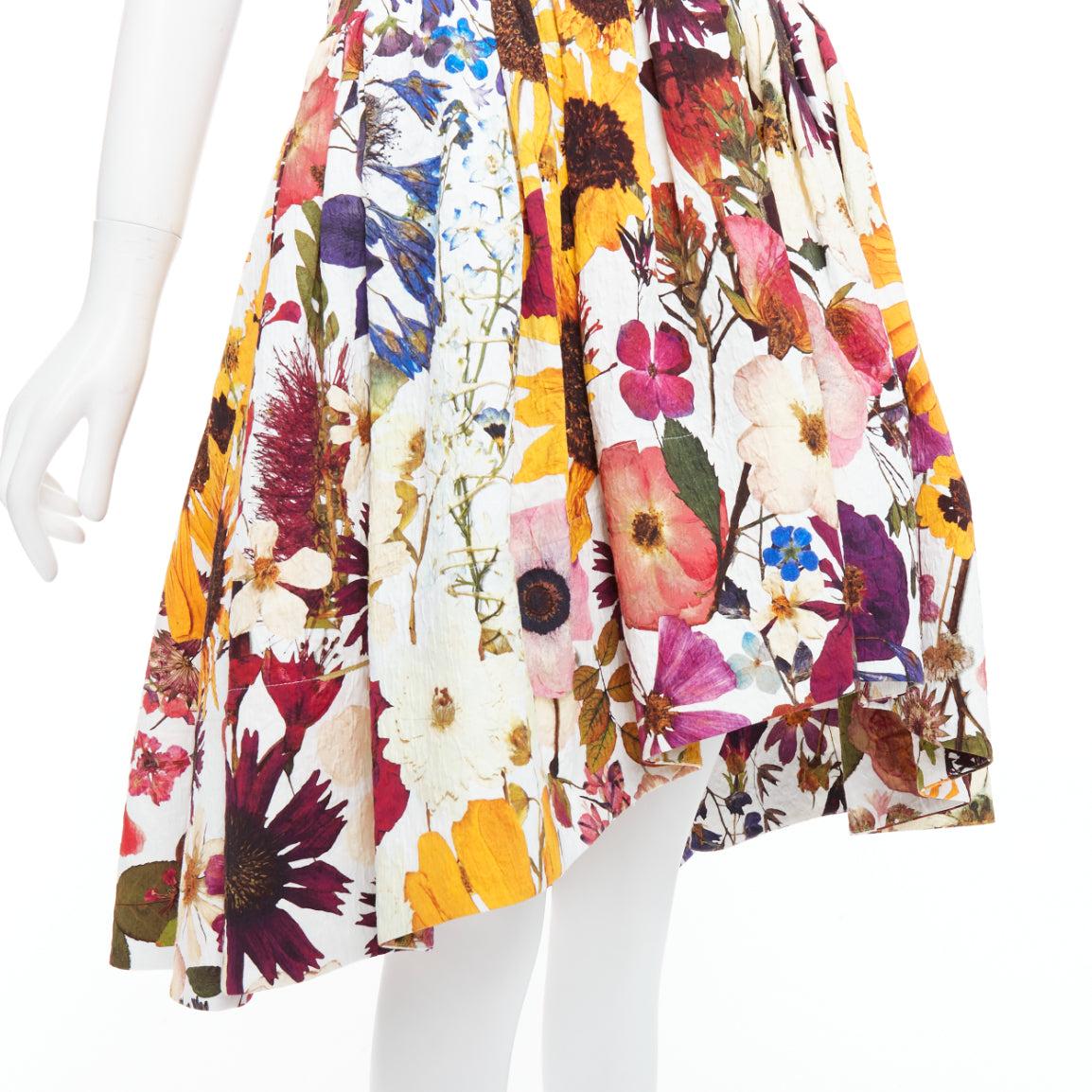 OSCAR DE LA RENTA 2021 floral embellished cloque bubble dress US0 XS
Reference: AAWC/A01289
Brand: Oscar de la Renta
Designer: Oscar De La Renta
Collection: FW 2021 - Similar design on the Runway
Material: Cotton, Blend
Color: Multicolour
Pattern: