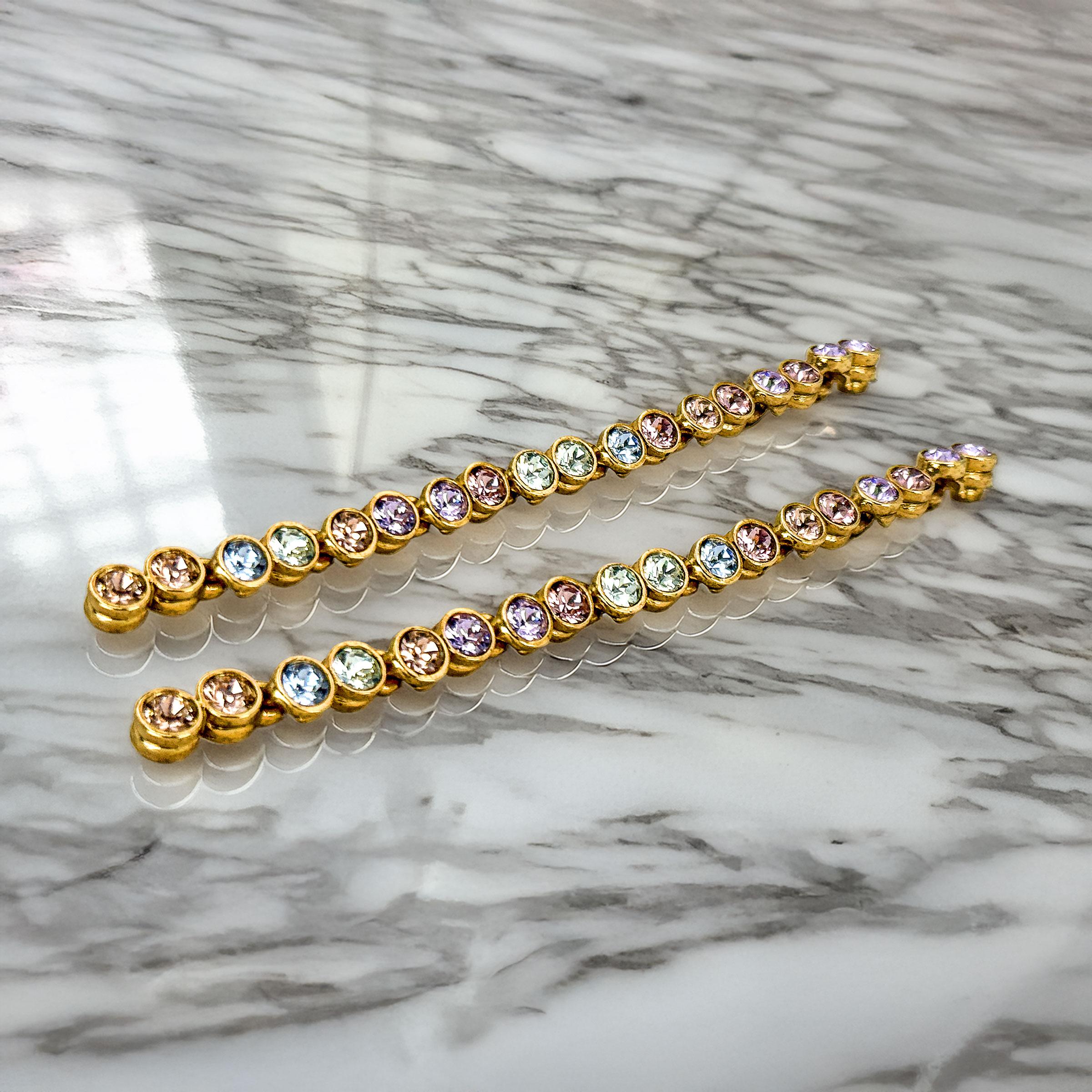 Taglio brillante Oscar De La Renta - Orecchini a perno in oro 22k con cristalli Swarovski multipli e pastello in vendita