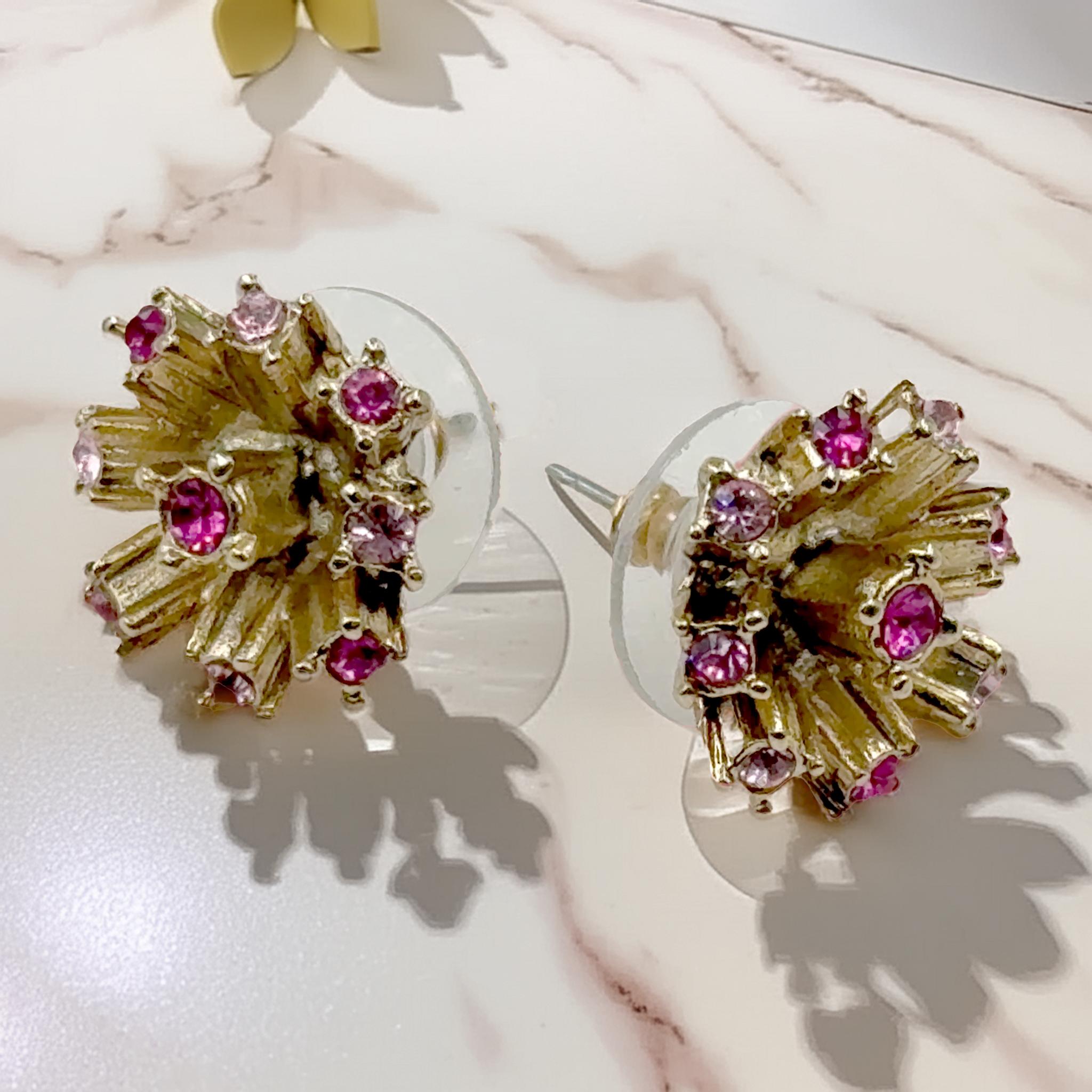 Oscar De La Renta 22K Gold Petite Floral Ohrringe mit rosa Swarovski-Kristallen im Zustand „Neu“ im Angebot in Santa Monica, CA