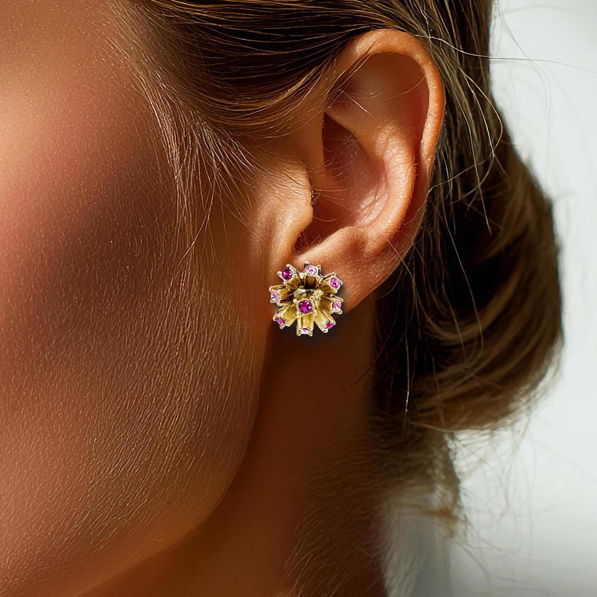 Oscar De La Renta 22K Gold Petite Floral Ohrringe mit rosa Swarovski-Kristallen Damen im Angebot