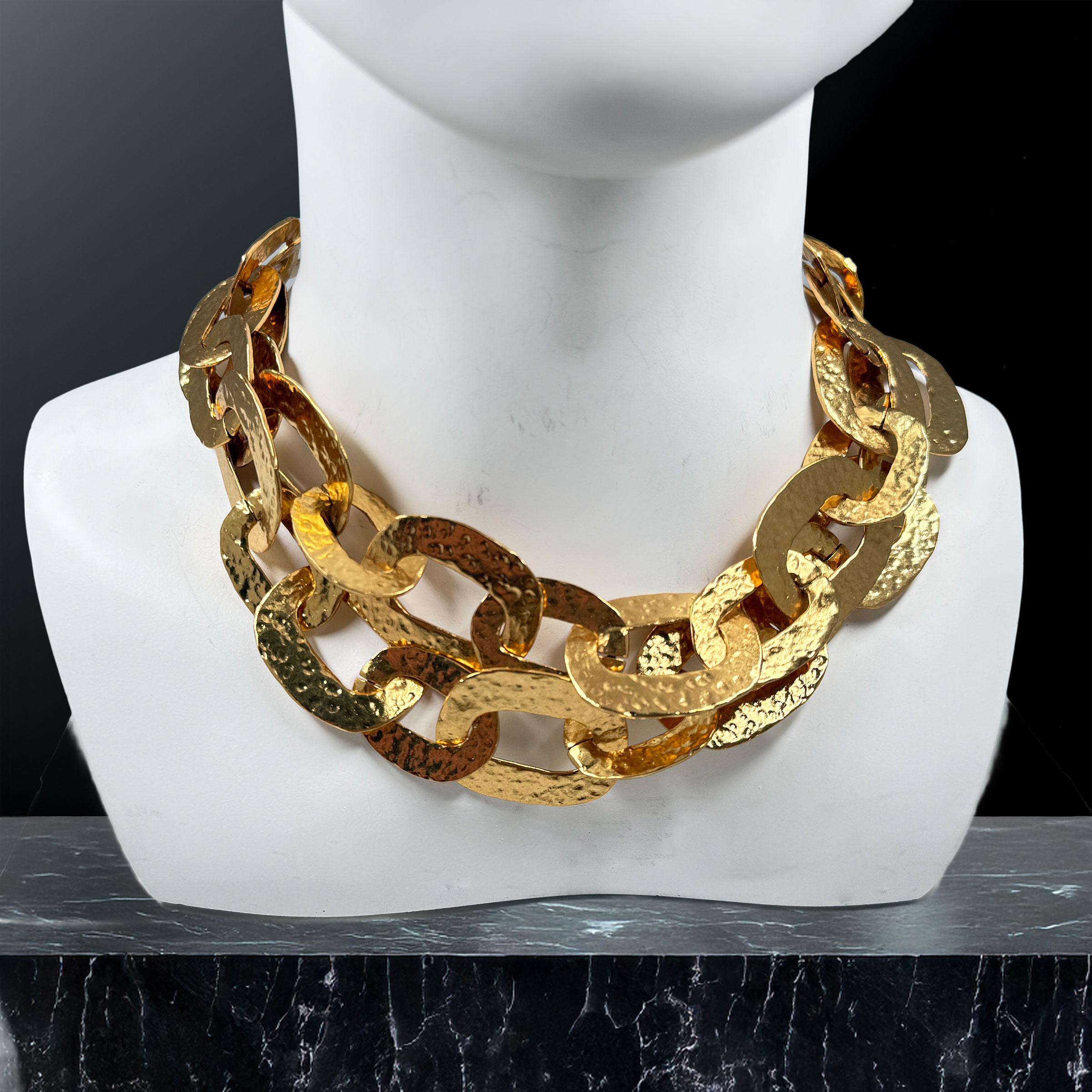 Contemporary Oscar De La Renta 22k Gold Plated Hammered Chain Link Statement Collar Necklace For Sale