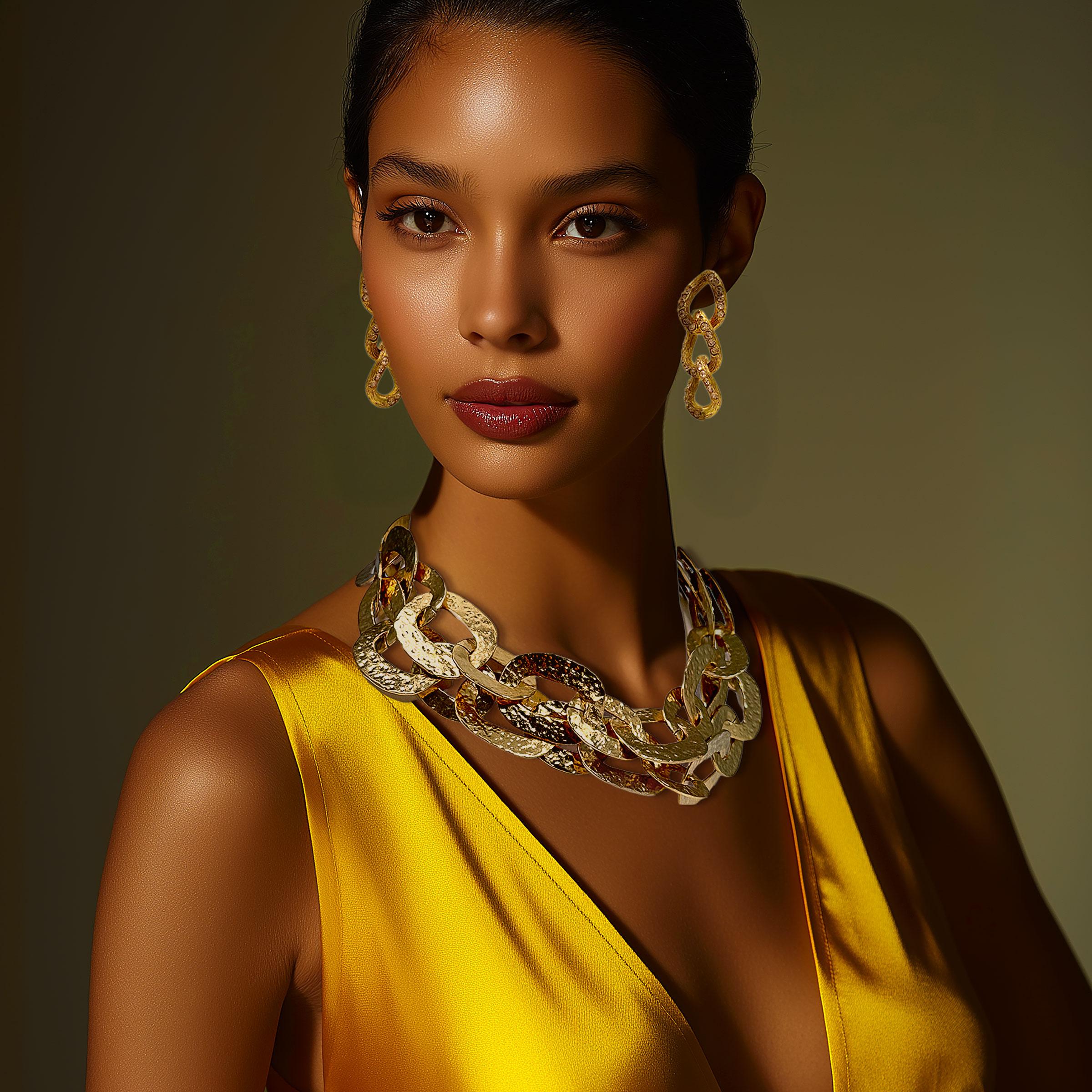 Oscar De La Renta 22k Gold Plated Hammered Chain Link Statement Collar Necklace For Sale 3