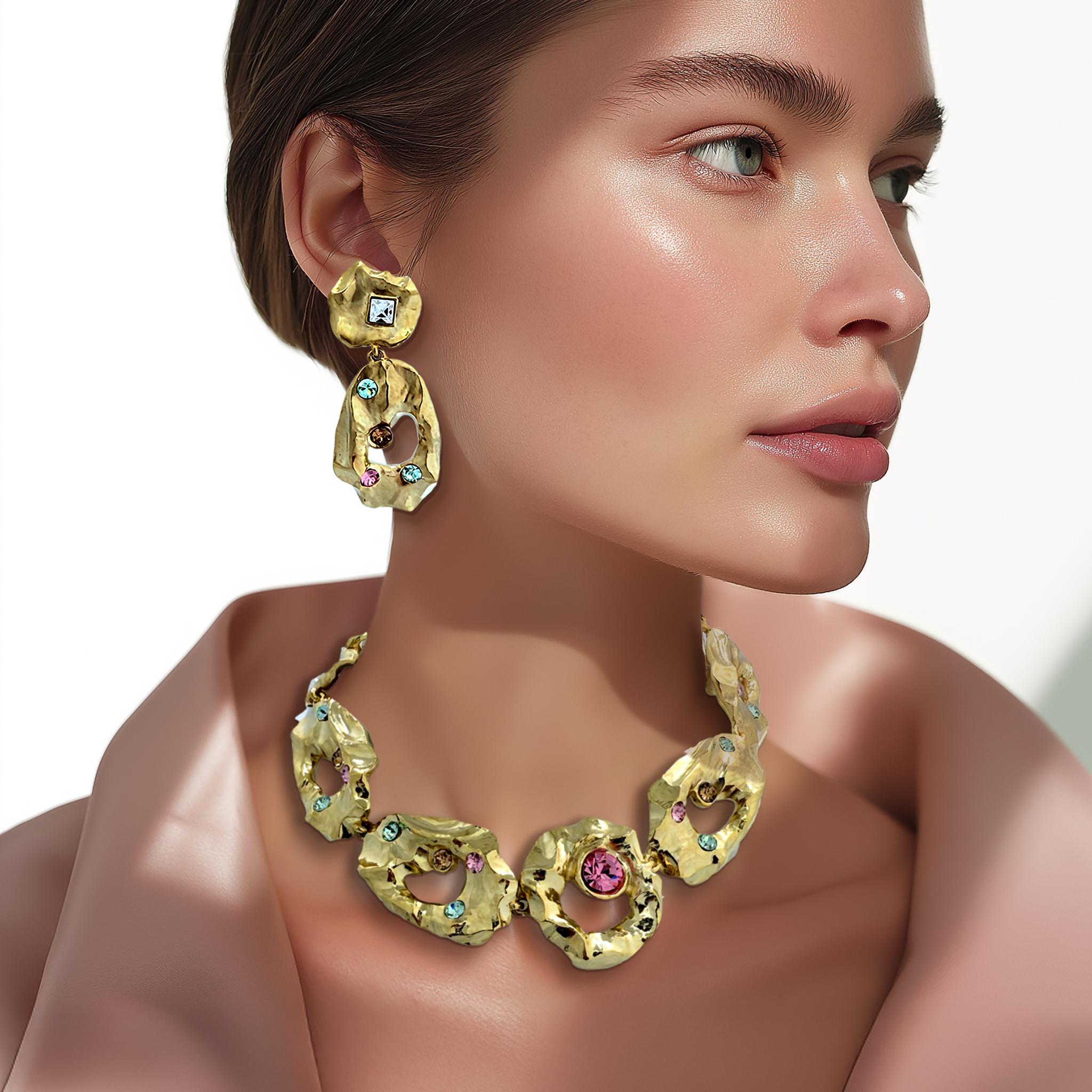 Oscar de la Renta 22k gold-plated hammered drop earrings with Swarovski crystals, sculpted texture, and dramatic clip-on silhouette.

These Oscar de la Renta clip-on earrings showcase sculptural elegance with a bold drop silhouette. Crafted in the