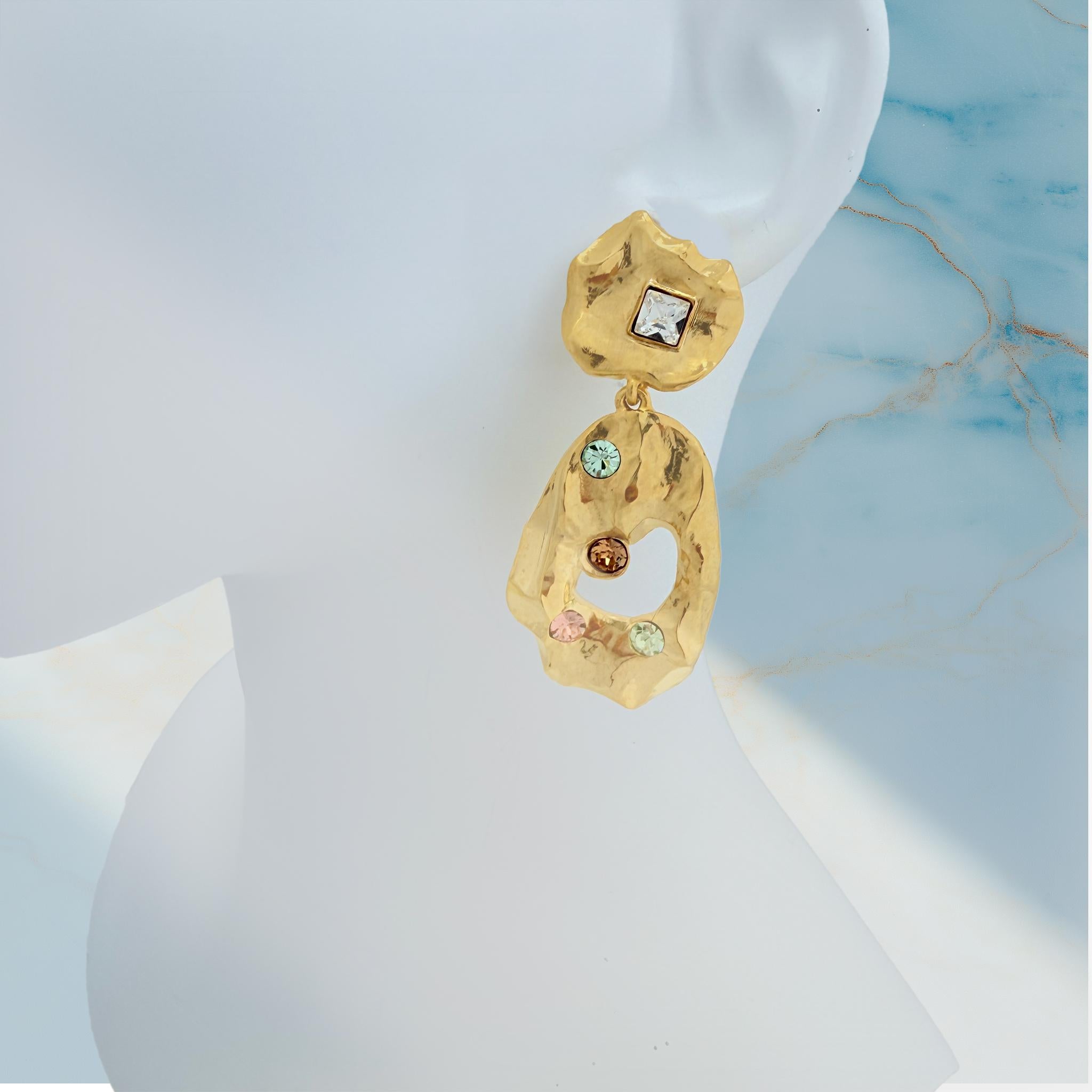 Oscar de la Renta 22k Gold-Plated Hammered Clip Tear Drop Earrings with Crystals In New Condition For Sale In Santa Monica, CA