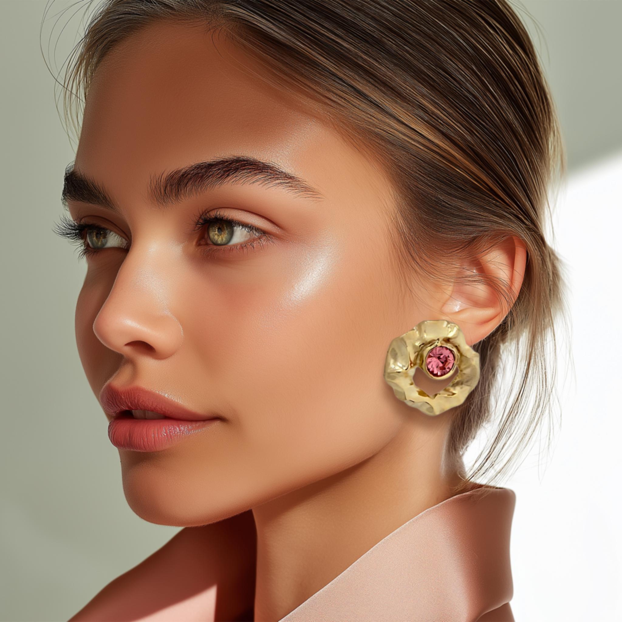 Eleganti orecchini a disco martellati Oscar De La Renta con cristalli Swarovski rosa e placcatura in oro 22k; un'aggiunta senza tempo a qualsiasi collezione.

Questi orecchini Oscar De La Renta sono una miscela armoniosa di design classico e