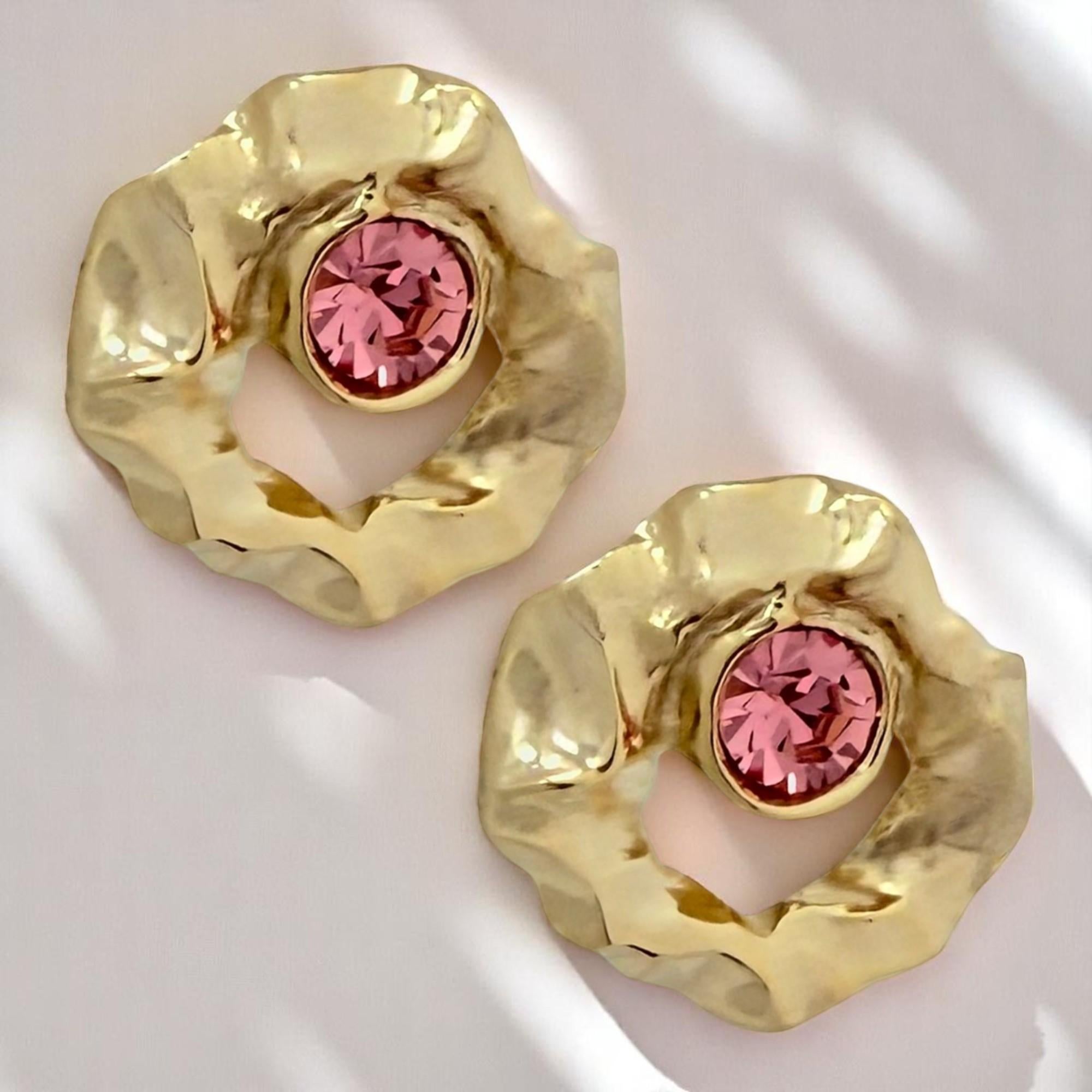 Contemporaneo Oscar De la Renta - Orecchini a disco martellati placcati oro 22k con Swarovski rosa in vendita