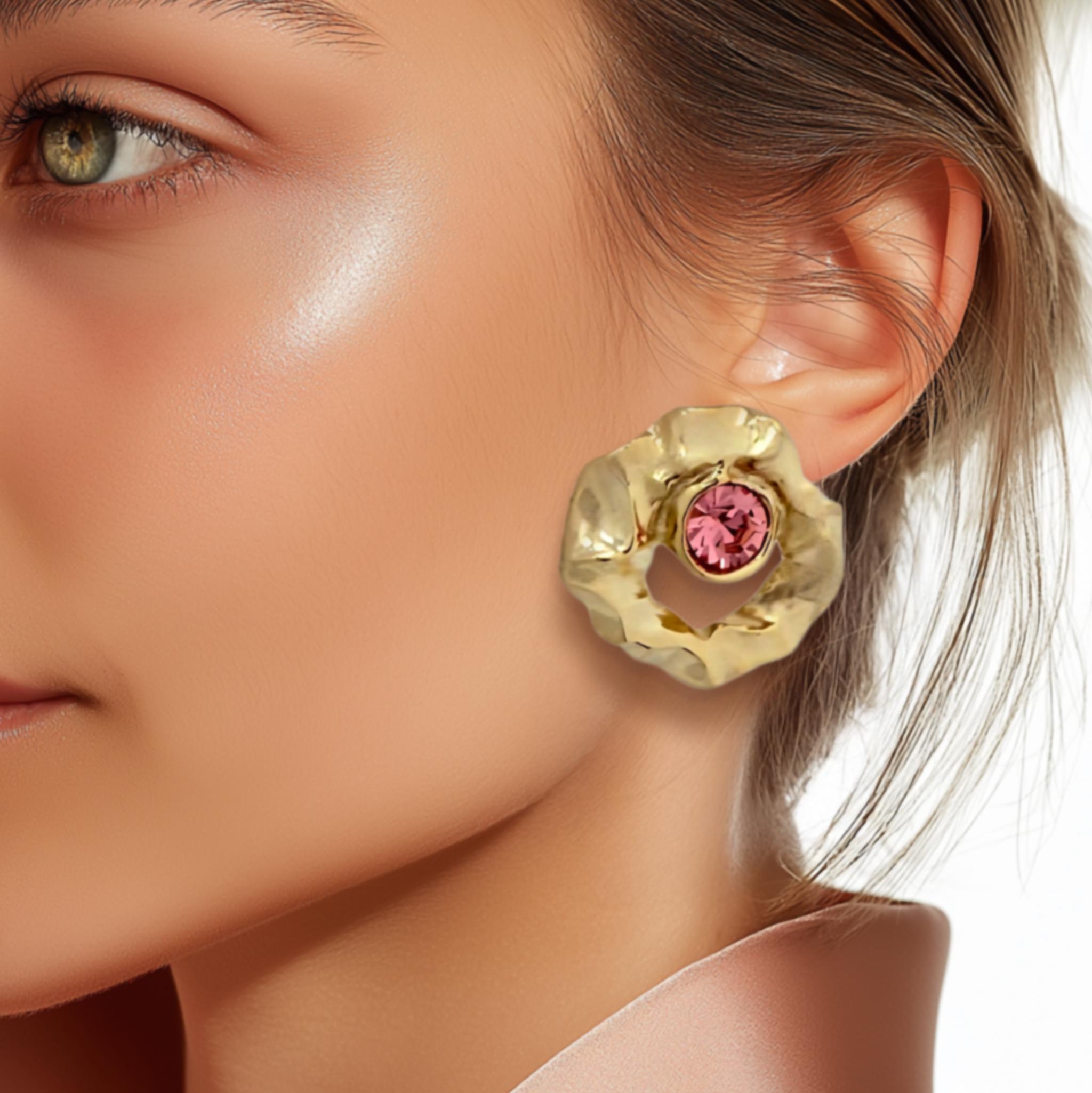 Taglio a rosa Oscar De la Renta - Orecchini a disco martellati placcati oro 22k con Swarovski rosa in vendita