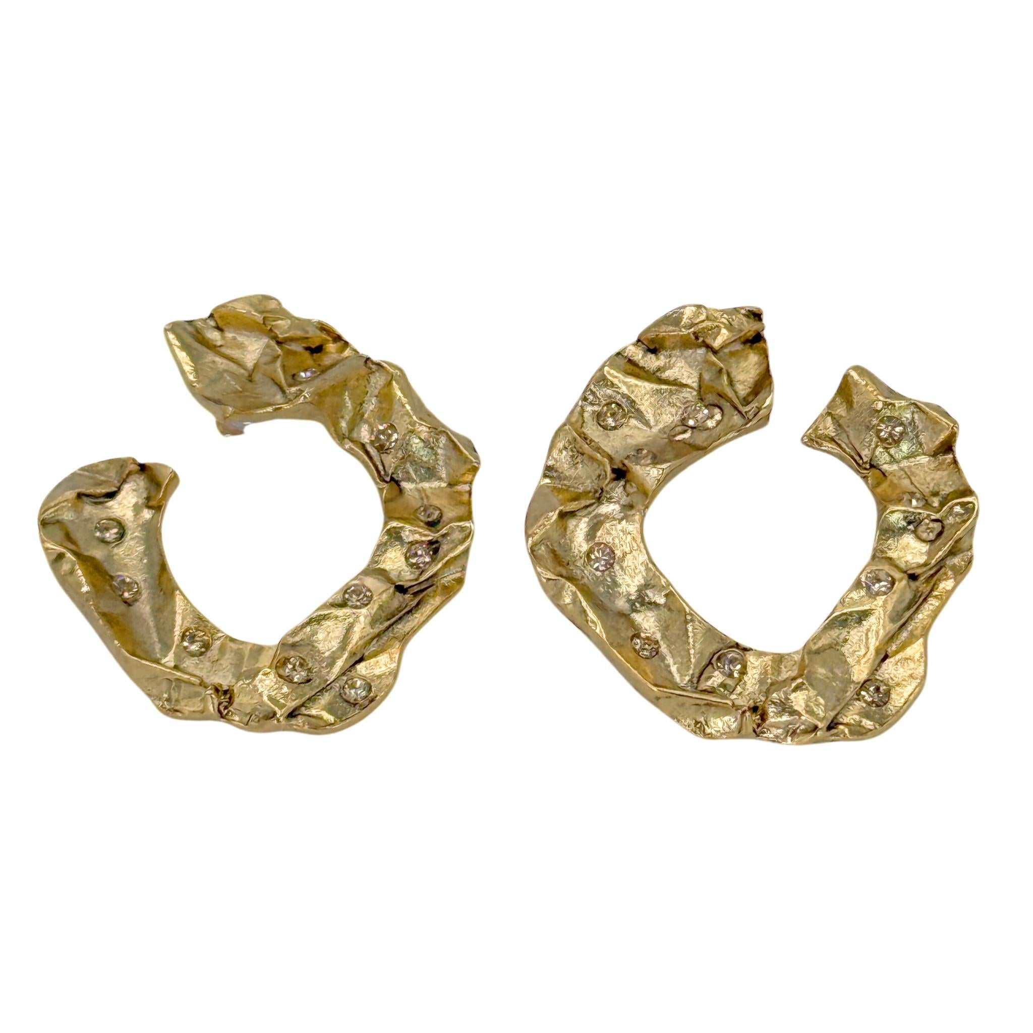 Orecchini a cerchio in metallo martellato placcato oro 22k di Oscar De La Renta, creati all'inizio del XXI secolo negli Stati Uniti. Questi orecchini sono realizzati in metallo di base e riccamente placcati in oro 22k, con una caratteristica texture