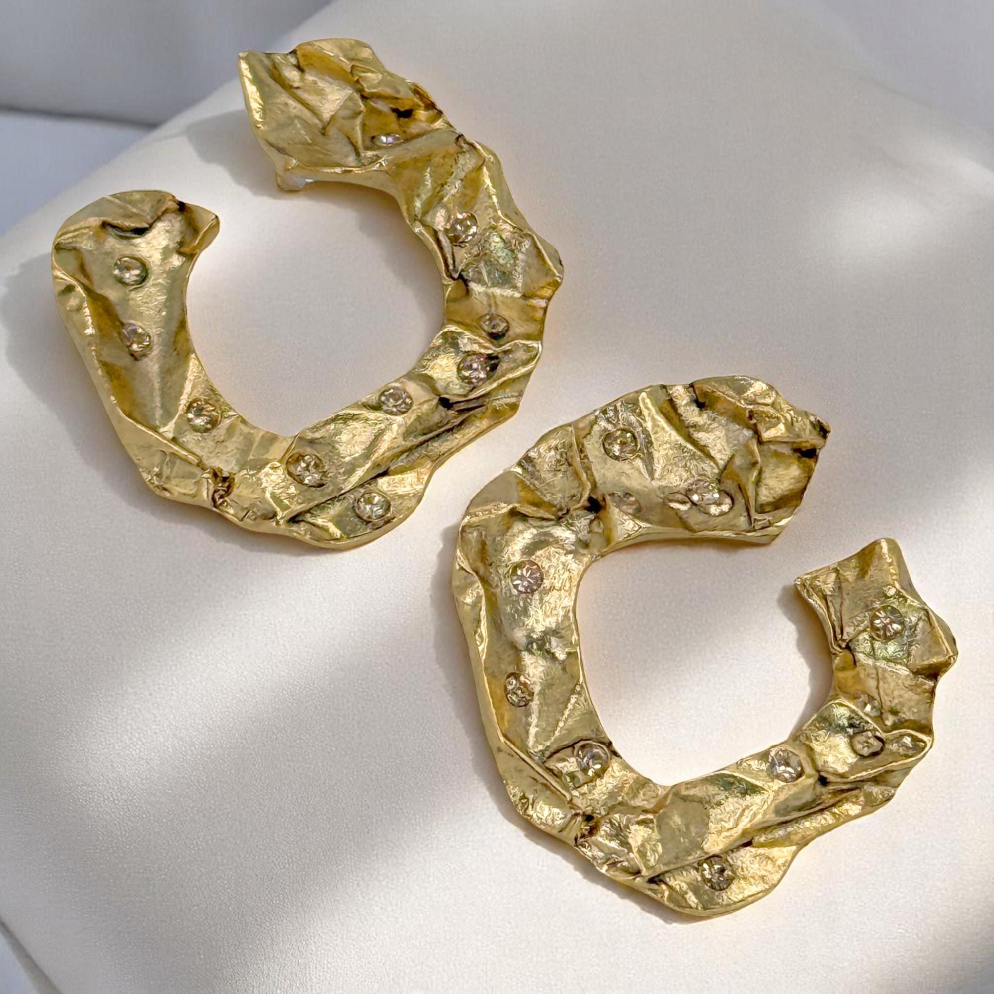 Oscar De La Renta - Orecchini a cerchio in metallo martellato placcato oro 22k In condizioni Nuovo in vendita a Santa Monica, CA