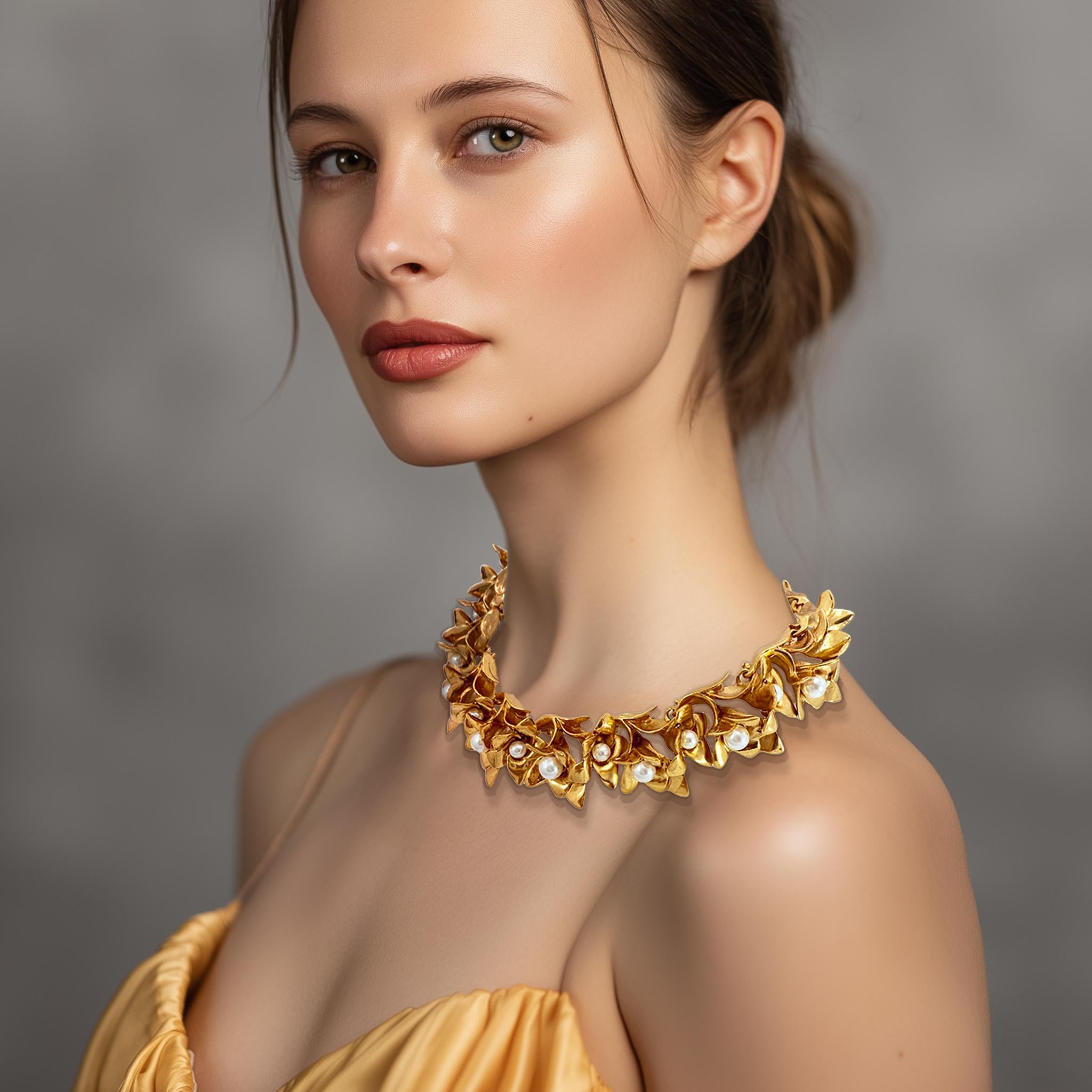 Oscar de la Renta 22K Gold-Plated Statement Necklace with Crystal Pearls en Nuevo estado para la venta en Santa Monica, CA