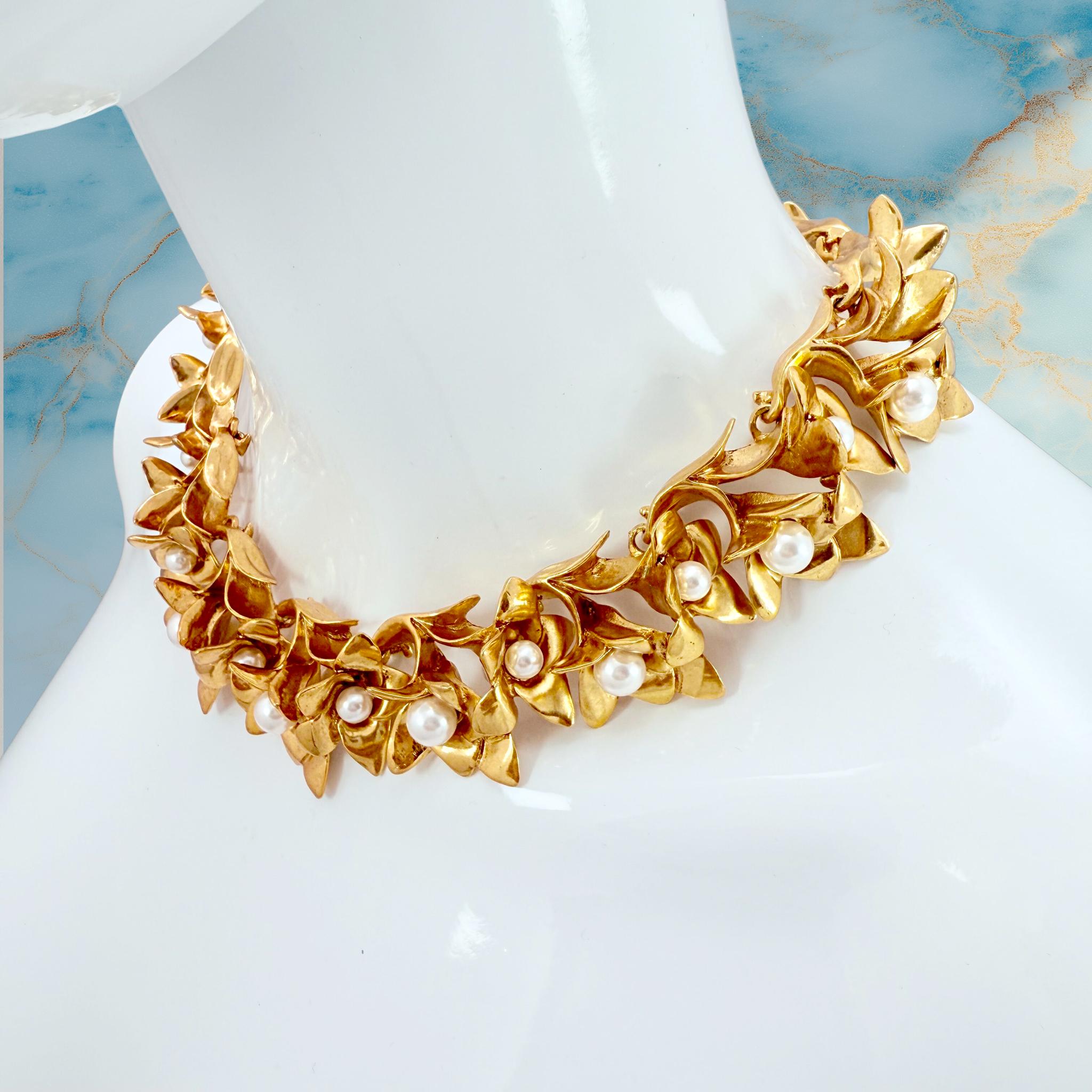 Oscar de la Renta 22K Gold-Plated Statement Necklace with Crystal Pearls en venta 1