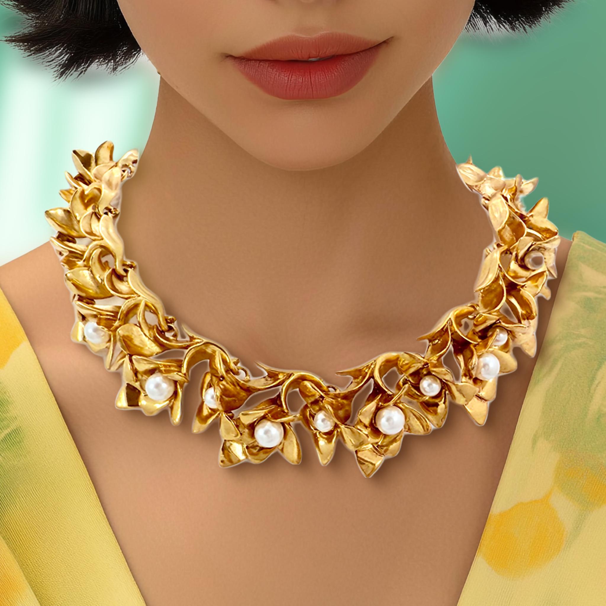 Oscar de la Renta 22K Gold-Plated Statement Necklace with Crystal Pearls en venta 2