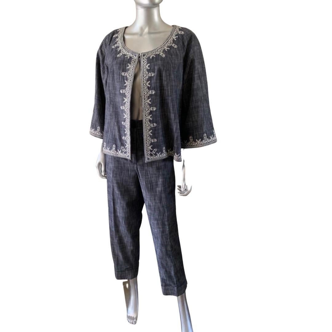 Oscar de la Renta 3 pc Embroidered Denim Suit Jacket, Skirt & Pant Size 12/14  In Good Condition For Sale In Palm Springs, CA