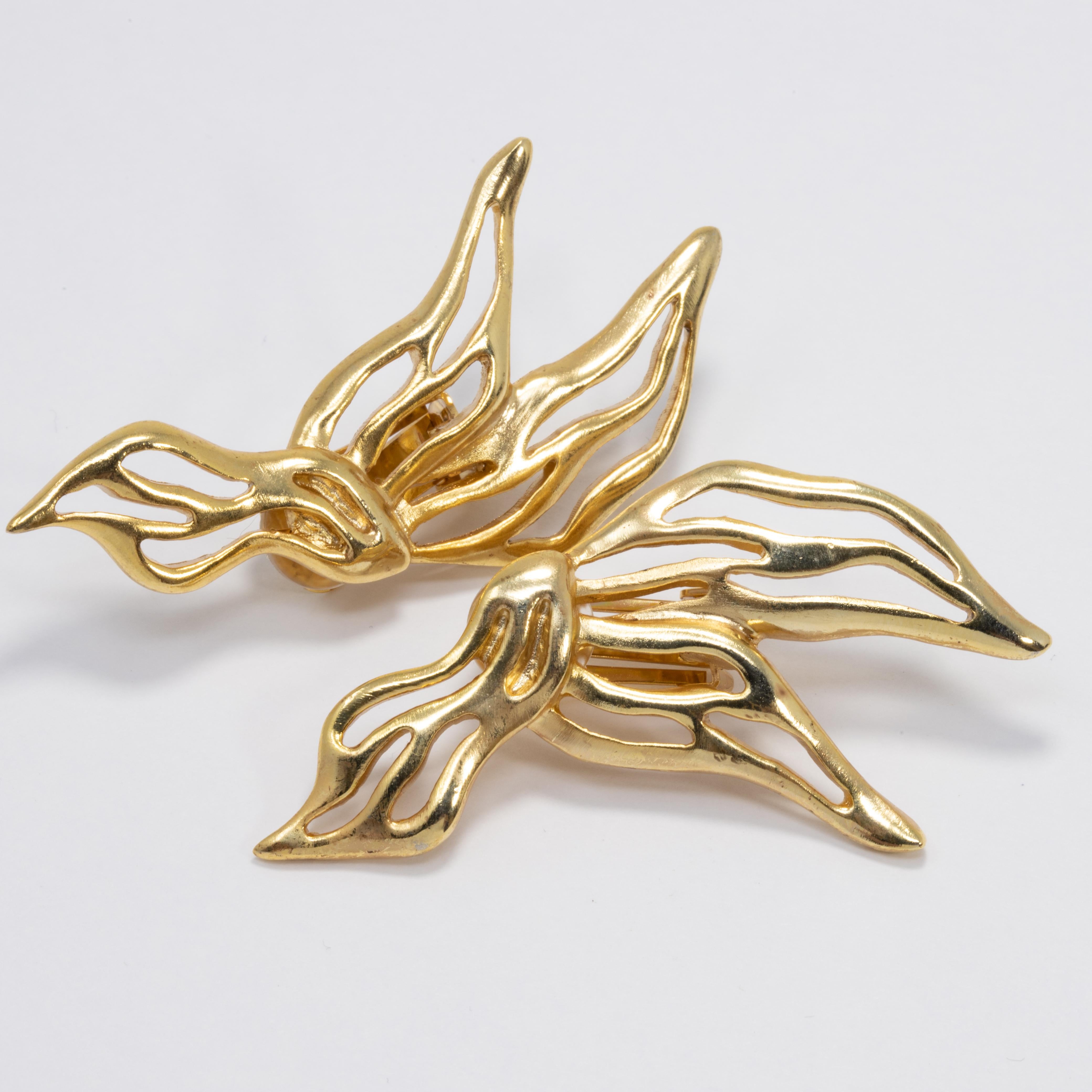 A pair of Oscar de la Renta clip-on earrings. Exotic-looking and stylish motifs!

Hallmarks: Oscar de la Renta, Made in USA