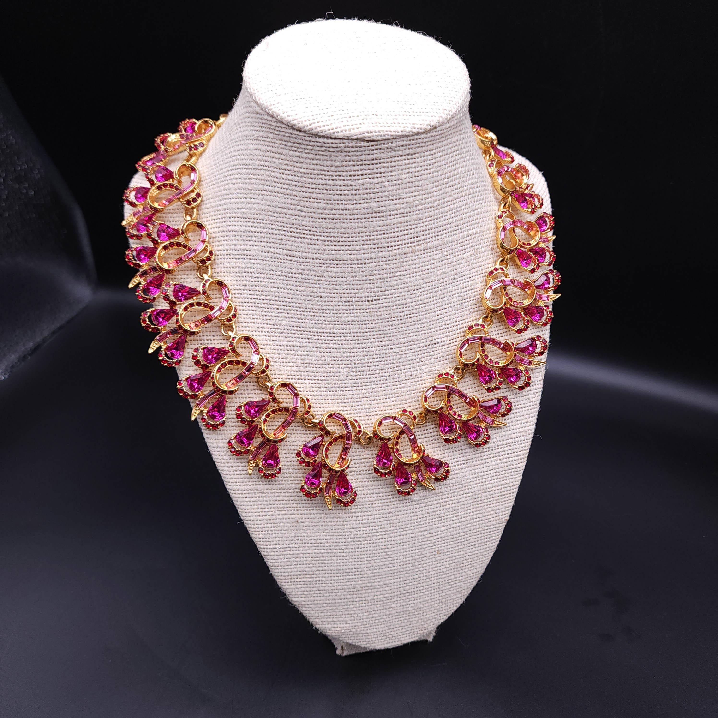 Rehaussez votre tenue avec l'allure enchanteresse de ce collier Oscar de la Renta. Ce chef-d'œuvre aux tons dorés s'inspire de l'époque art-nouveau :

Maillons en or d'inspiration Art-Nouveau : Chaque maillon est un témoignage du style