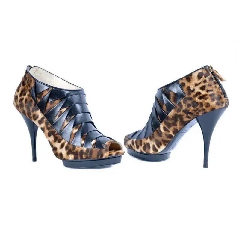 OSCAR DE LA RENTA PLATFORM BOOTS 

Oscar de la Renta combines wild looking material and leather in these Leopard Boots.
It will complete your exotic looking ensemble, while still displaying a classy appeal. 
Finished with a zip fastening at the