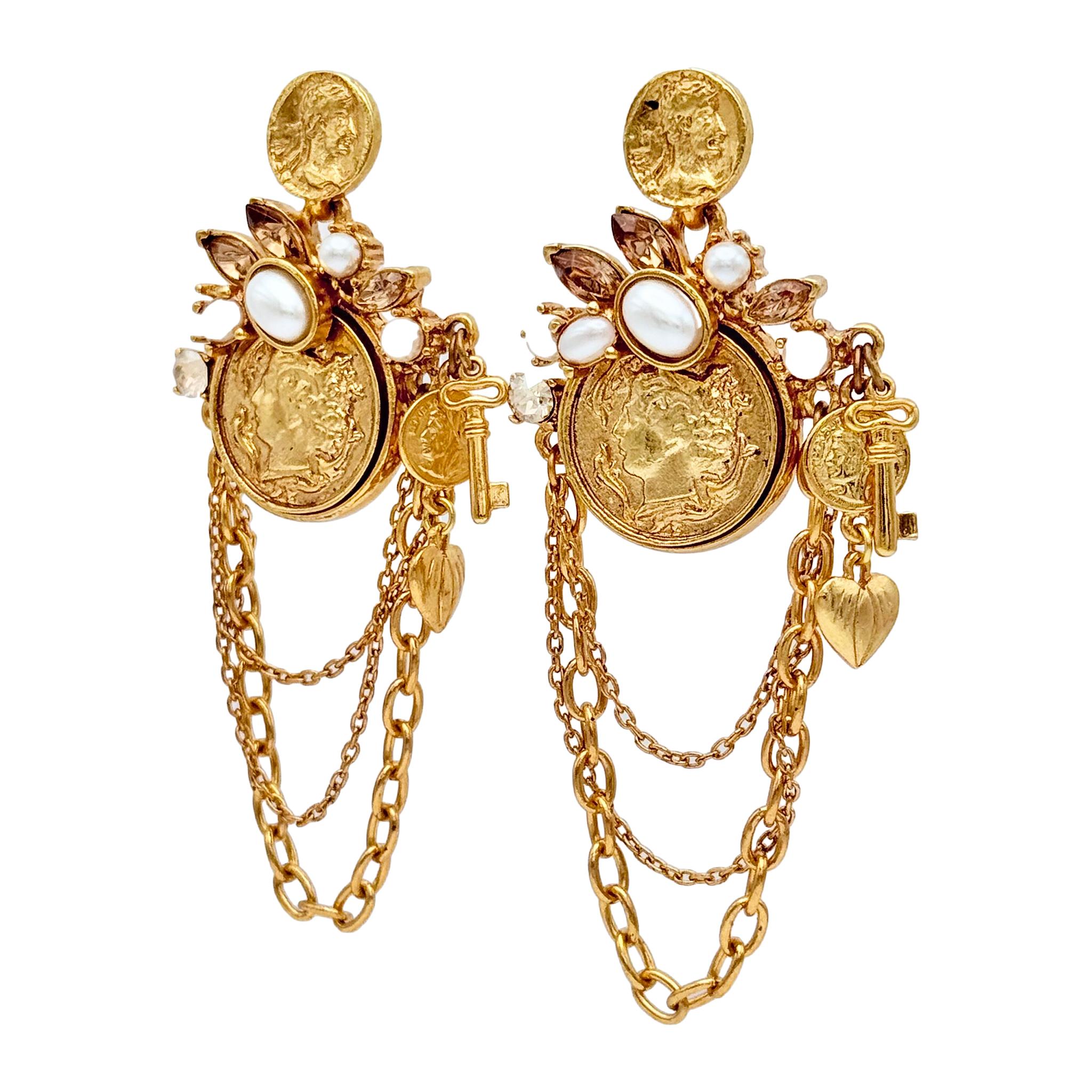 Victorien tardif Boucles d'oreilles chandelier Oscar de la Renta anciennes en or plaqué avec pièces de monnaie et fausses perles en vente