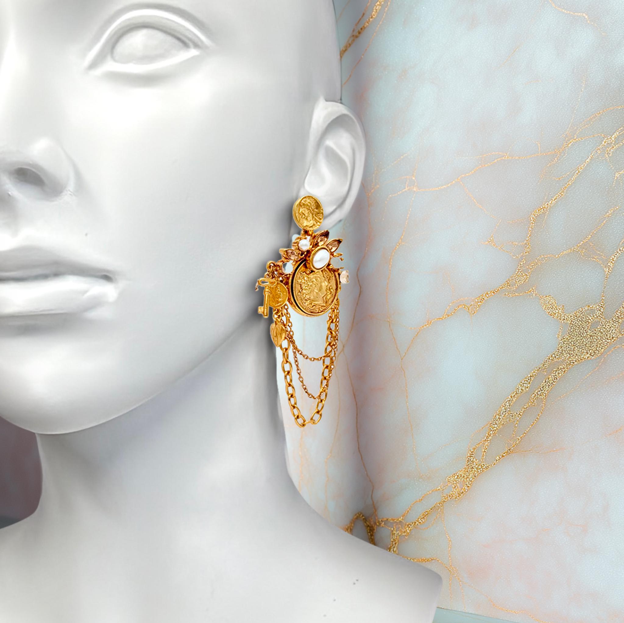 Boucles d'oreilles chandelier Oscar de la Renta anciennes en or plaqué avec pièces de monnaie et fausses perles Neuf - En vente à Santa Monica, CA