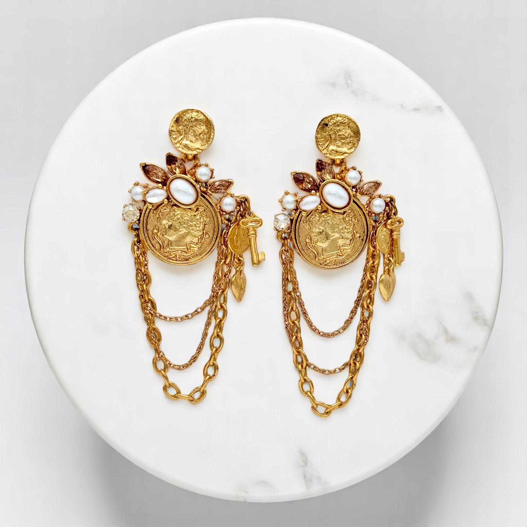Boucles d'oreilles chandelier Oscar de la Renta anciennes en or plaqué avec pièces de monnaie et fausses perles Pour femmes en vente