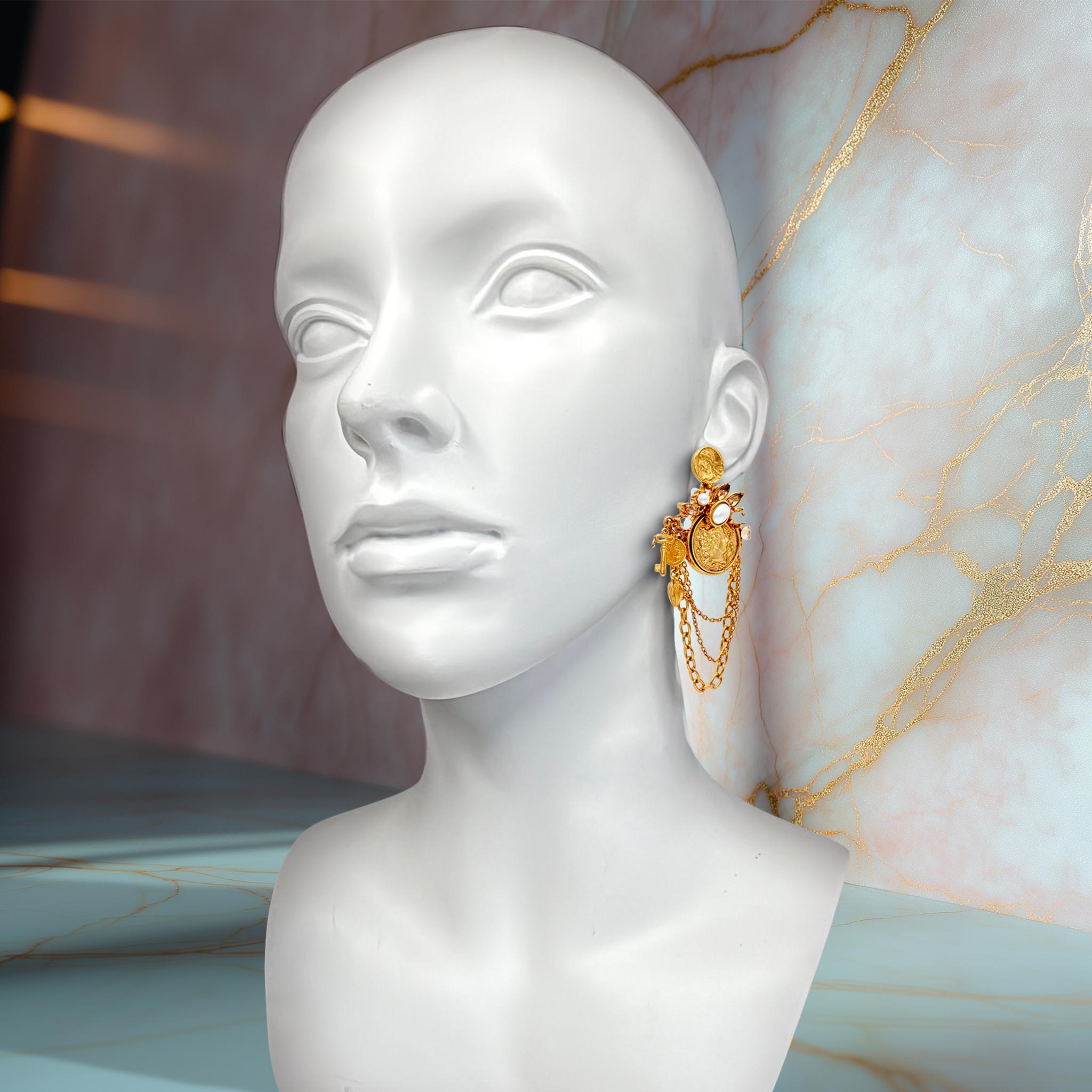 Boucles d'oreilles chandelier Oscar de la Renta anciennes en or plaqué avec pièces de monnaie et fausses perles en vente 2
