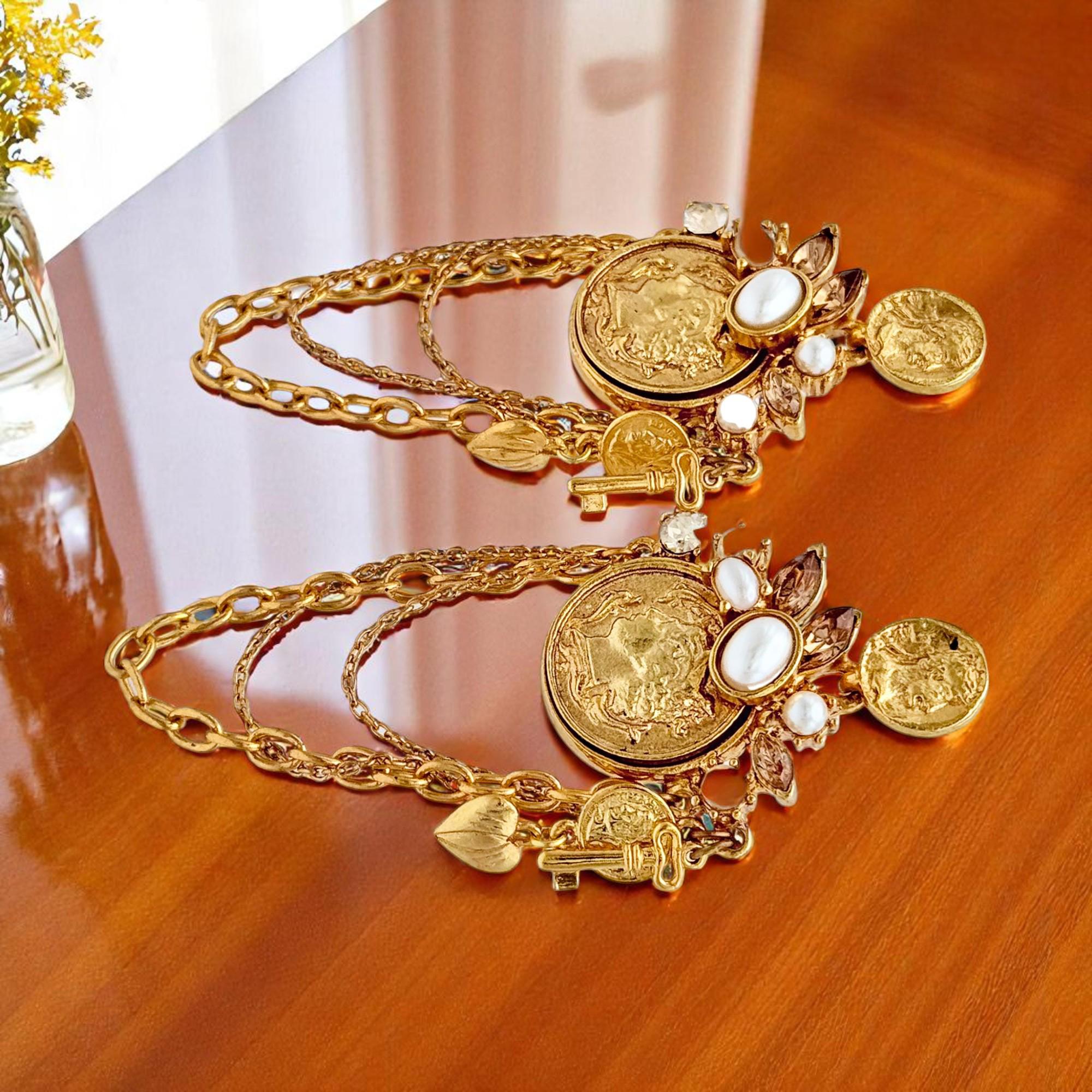 Boucles d'oreilles chandelier Oscar de la Renta anciennes en or plaqué avec pièces de monnaie et fausses perles en vente 3