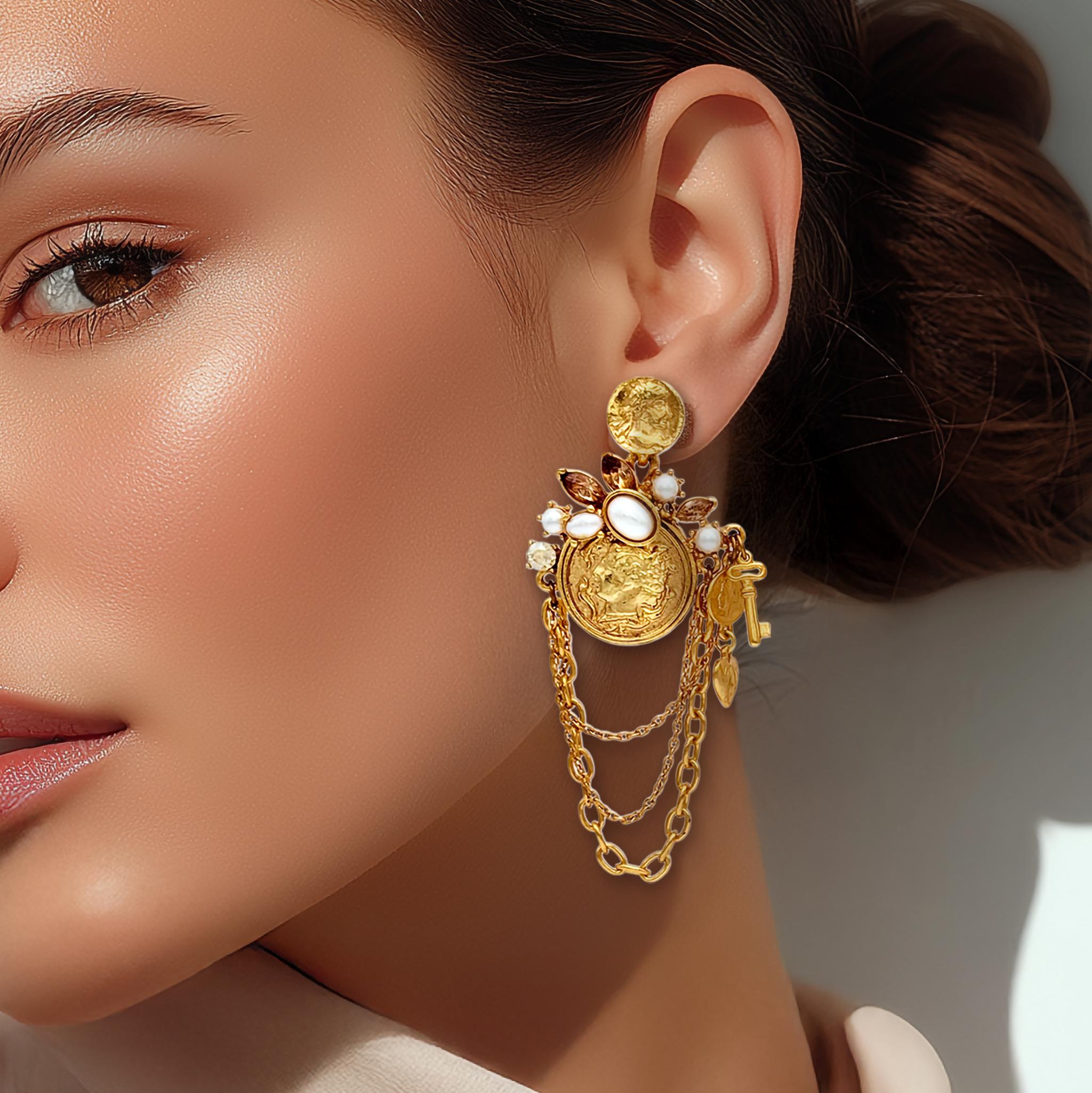 Boucles d'oreilles chandelier Oscar de la Renta anciennes en or plaqué avec pièces de monnaie et fausses perles en vente 4